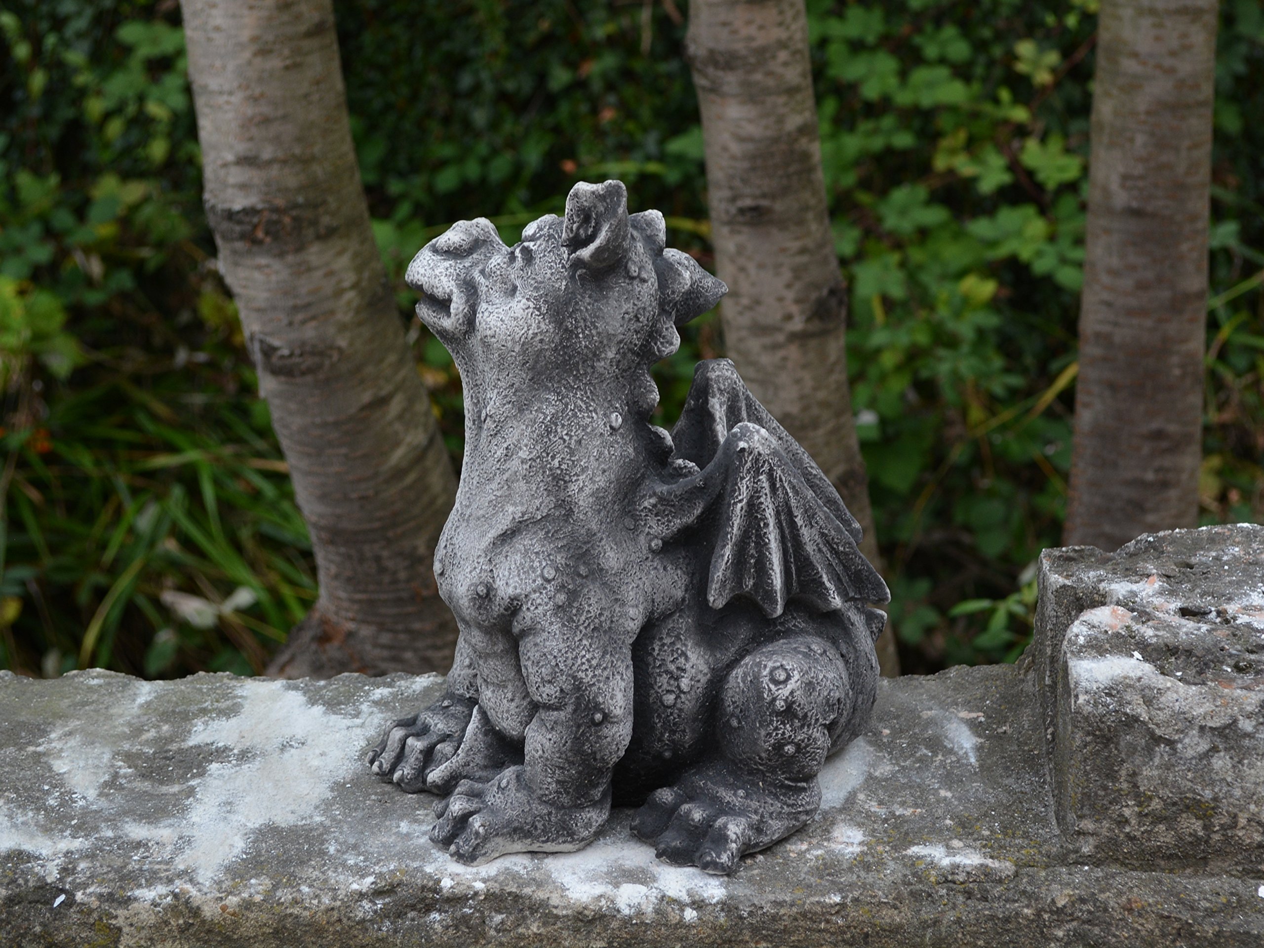 gartendekoparadies.de Lustiger Drache, Steinfigur aus Steinguss, Grau, Frostsicher, H. 30 cm, 9 kg für Außenbereich
