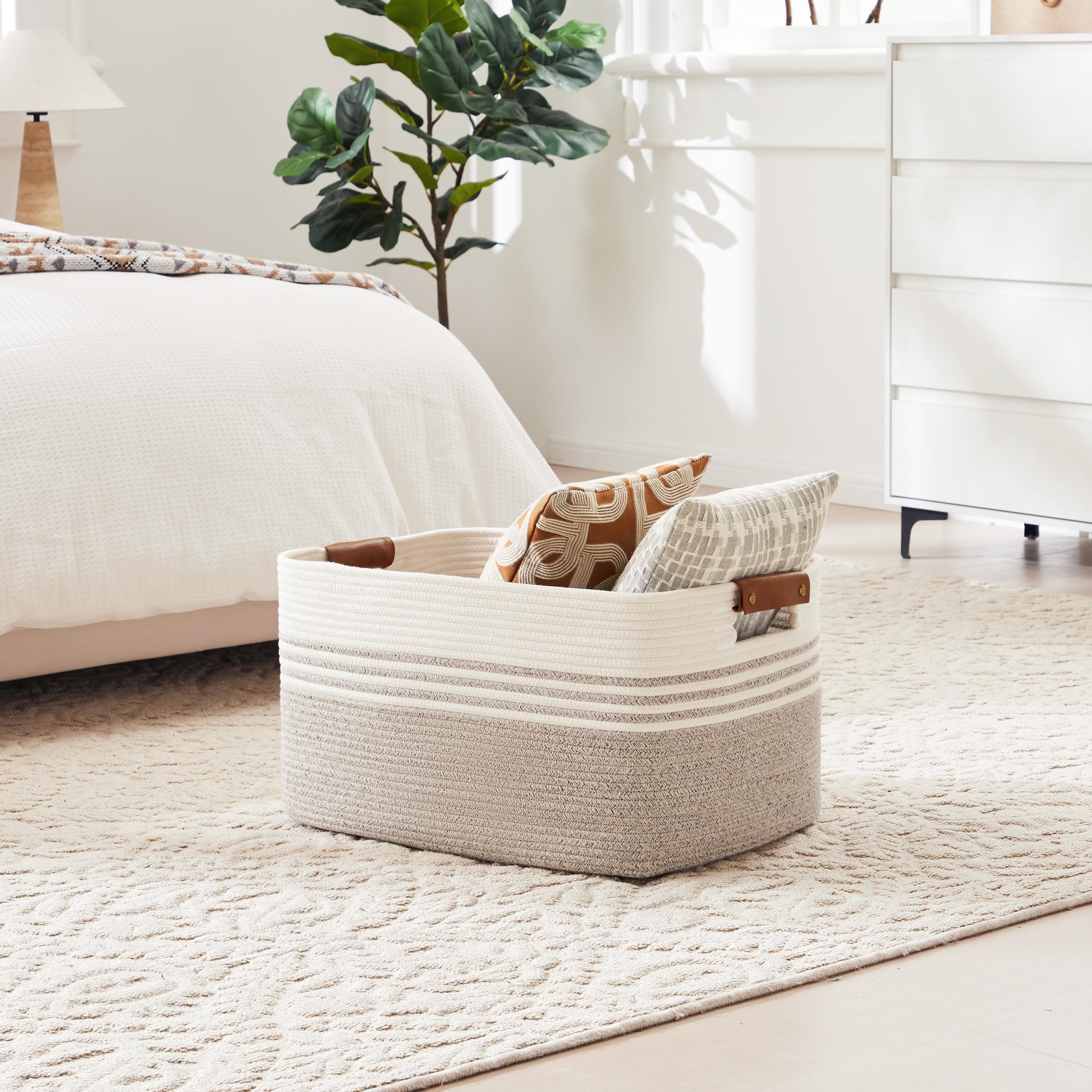 Wäschekorb Geflochten Groß aus Baumwollseil, 72L Aufbewahrungskorb mit Lederhenkeln, Korb für Decken, Kleidung, Spielzeug, Laundry Basket für Kinderzimmer Wohnzimmer, 55 x 43 x 30 cm, Weiß und Braun - 4
