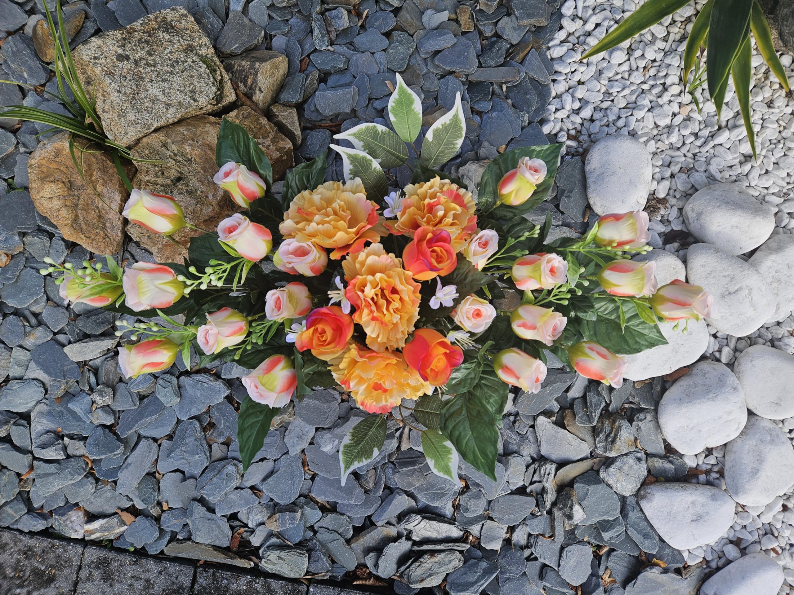 Composition de Fleurs Artificielles Lesté Ciment pour Une Parfaite Tenue à L' extérieur. Réalisé par nos Soins, Fleurs de Qualité.