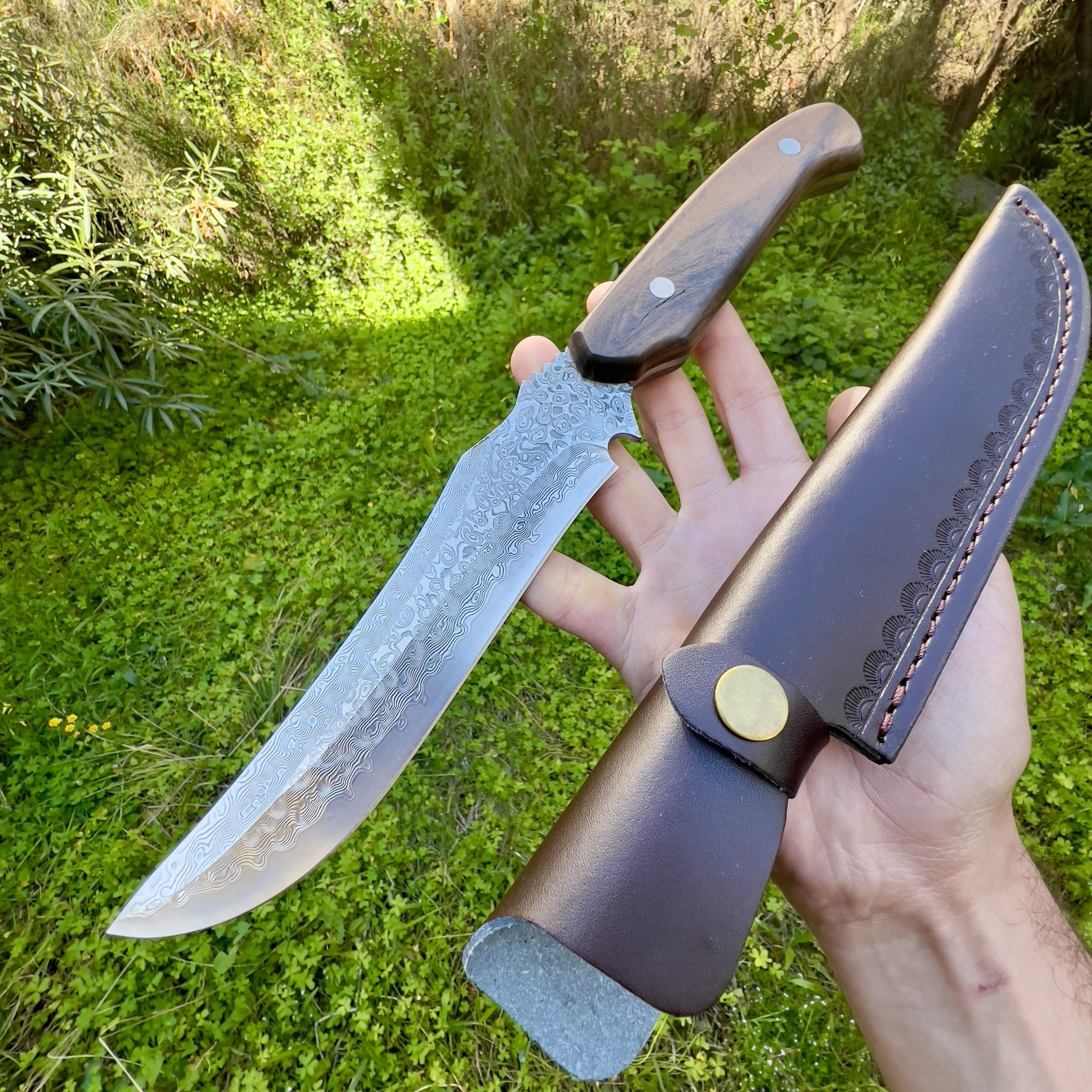 Gran Cuchillo Damasco Forjado a Mano hoja fija suminagashi japonés filo afilado mango de madera funda de cuero vegetal exterior camping senderismo regalo para hombre caza EDC artesanía tanto