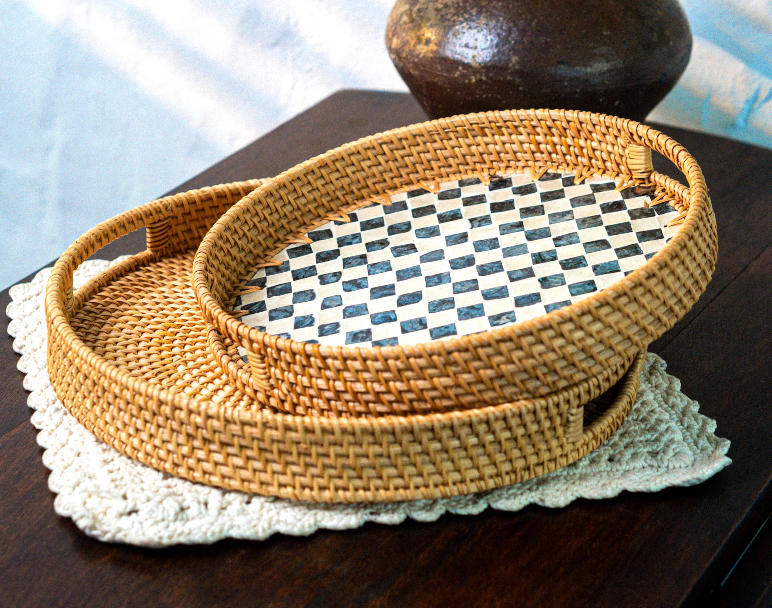 JUNGLE CULTURE Vassoio da portata in rattan, 30 cm, con intarsio in madreperla, collezione Boho, realizzato a mano con manici per la casa, vassoio rotondo per tavolo da pranzo, cestino in vimini