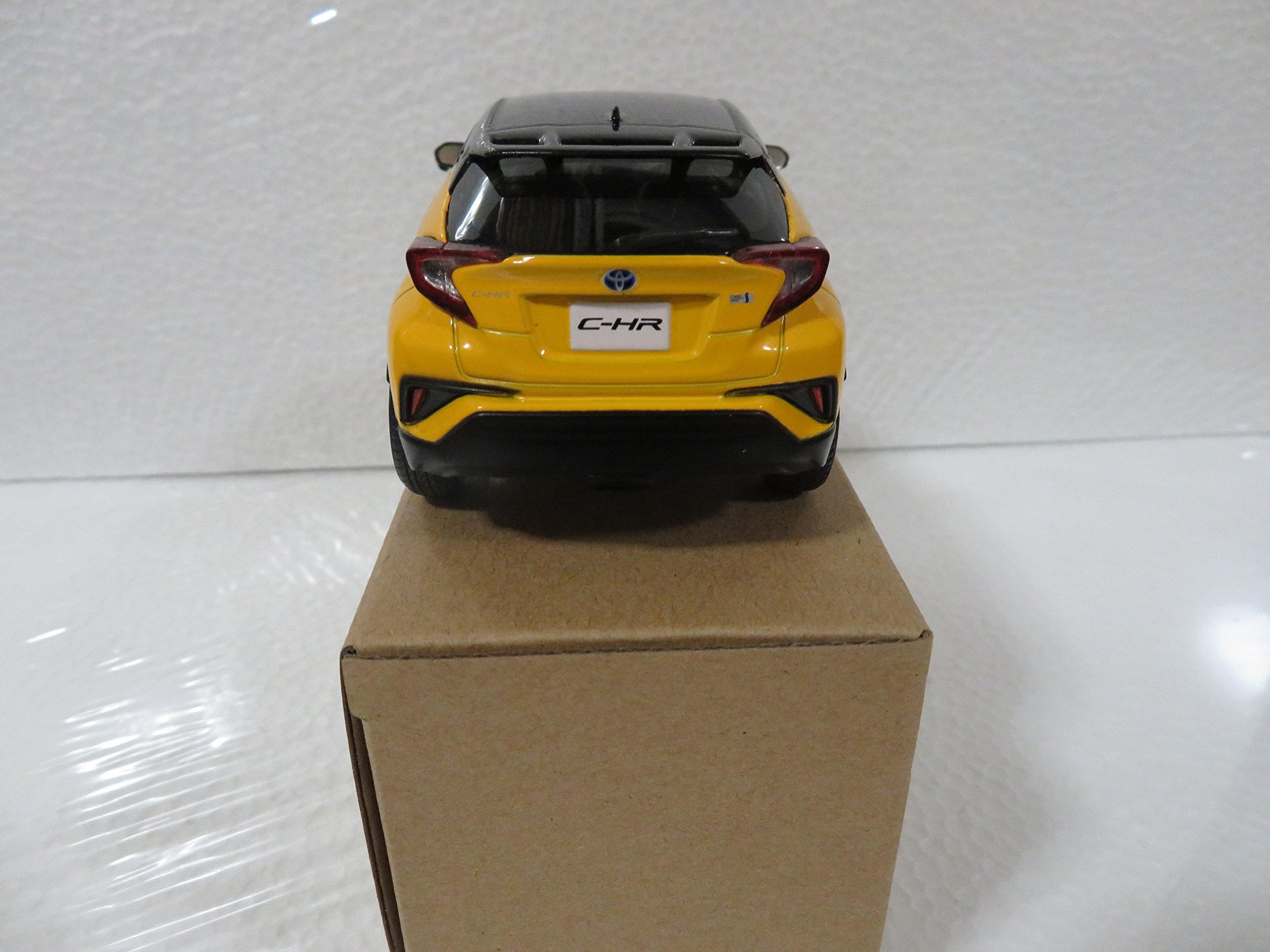 Amazon | トヨタ 1/30 オフィシャルミニカー 新型C-HR ツートンカラー