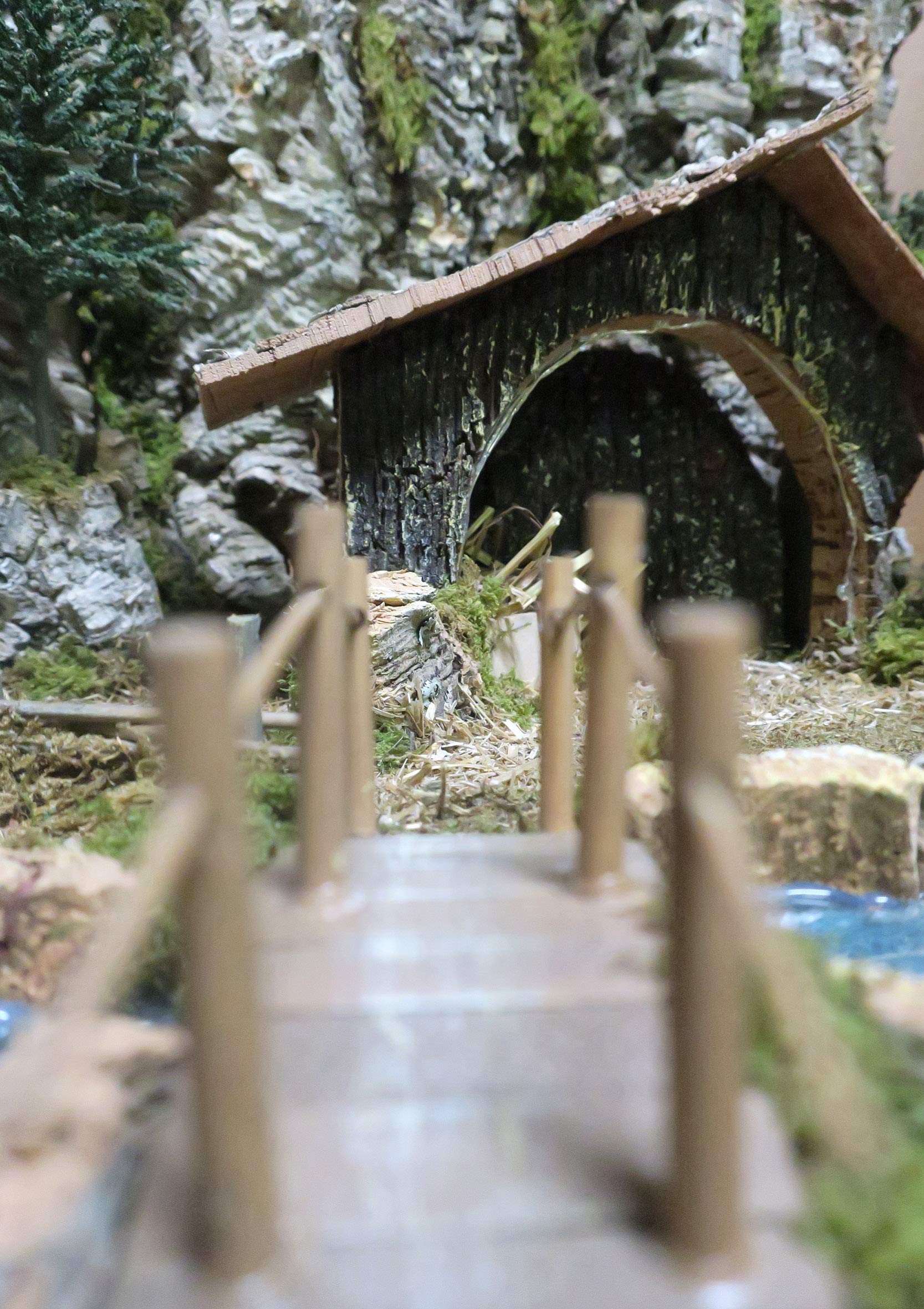 Bertoni Paysage Crèche avec Rivière Lumineuse et Cascade | Cabane, Étang et Paroi Montagne en Bois | Produit Italien | 36x56x25 cm
