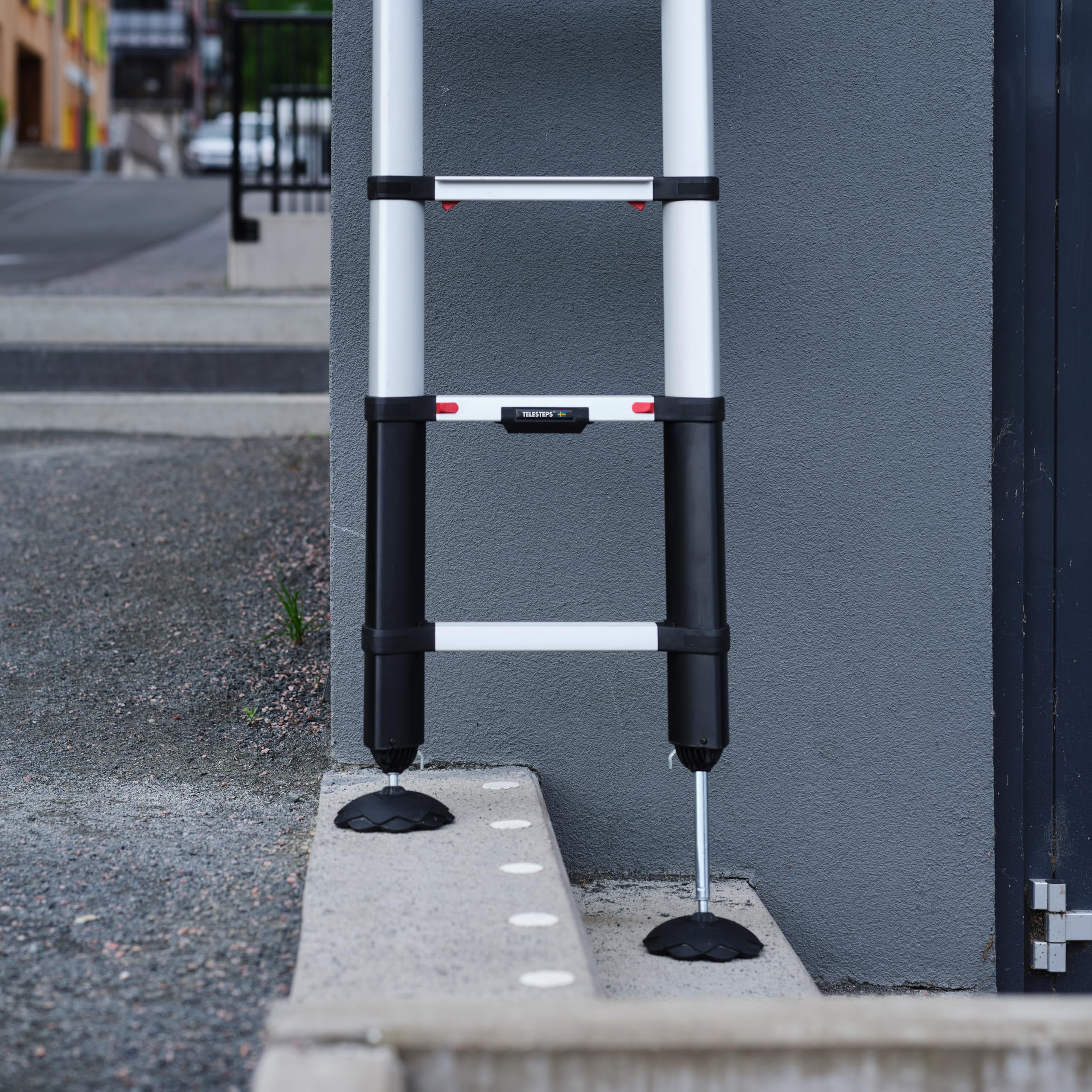 Telesteps Pieds de sécurité réglables pour échelles de I Seulement compatible avec produits de I Parfaitement adapté aux surfaces inégales I Déployable à une hauteur de 220mm max I 9190-209