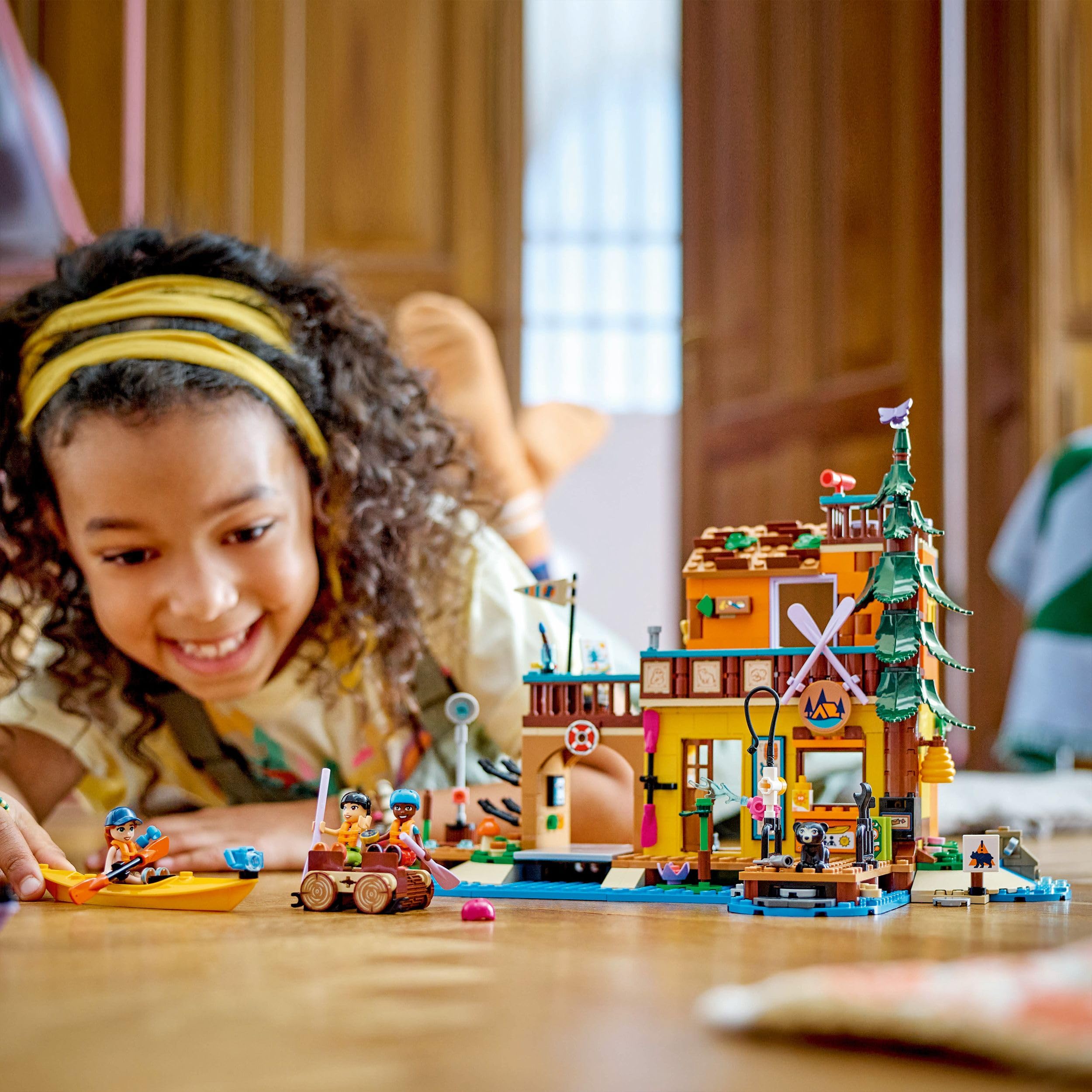 LEGO Friends Campo Avventura - Sport Acquatici, Giochi di Ruolo Educativi per Bambine e Bambini da 7 Anni con Molo e Campeggio Giocattolo da Costruire, Accessori e 3 Personaggi, Idea Regalo 42626
