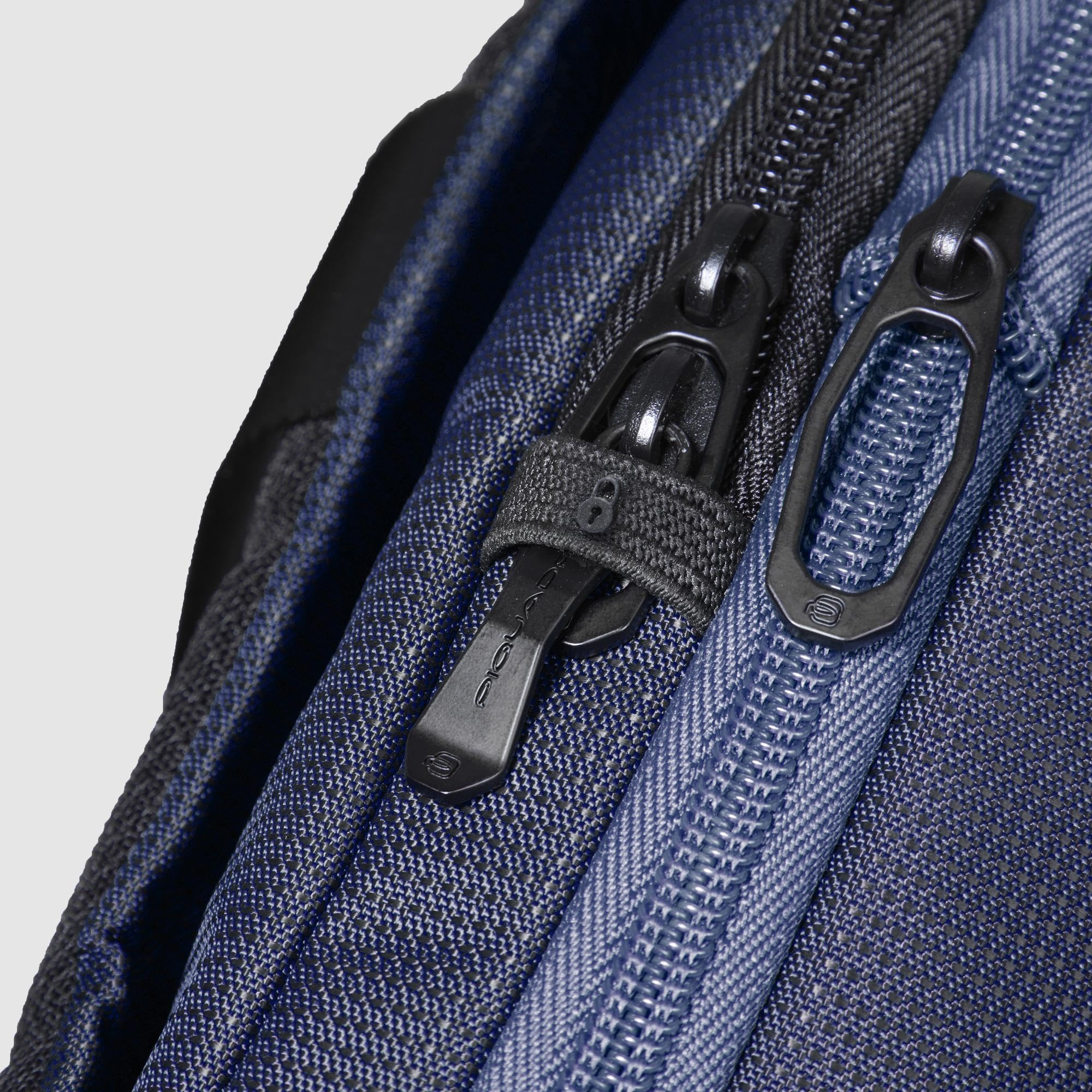 PIQUADRO Zaino da viaggio porta pc 14" | Aggancio per Trolley, Spallacci imbottiti, Vani organizzati, Sostenibile, Ufficio, Uso quotidiano