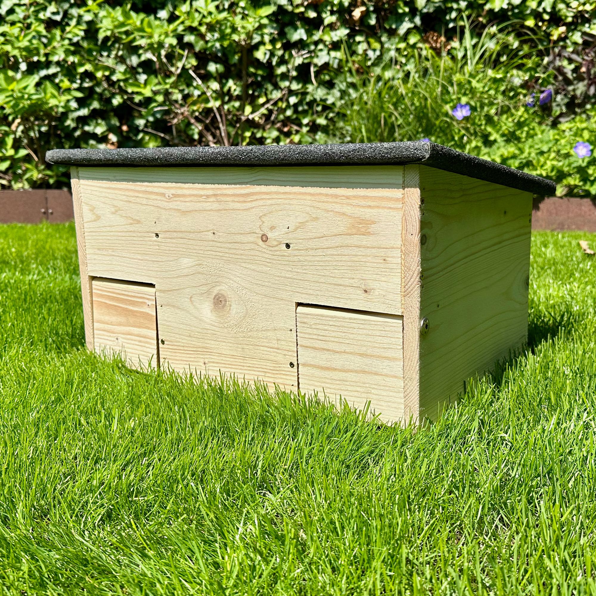 GARTENETAGE Igel-Futterhaus wetterfest mit Rattenklappen – Futterstation für Igel aus Holz mit Schutz vor Katzen, Ratten & Regen – Igelhaus für Garten, naturnah & robust
