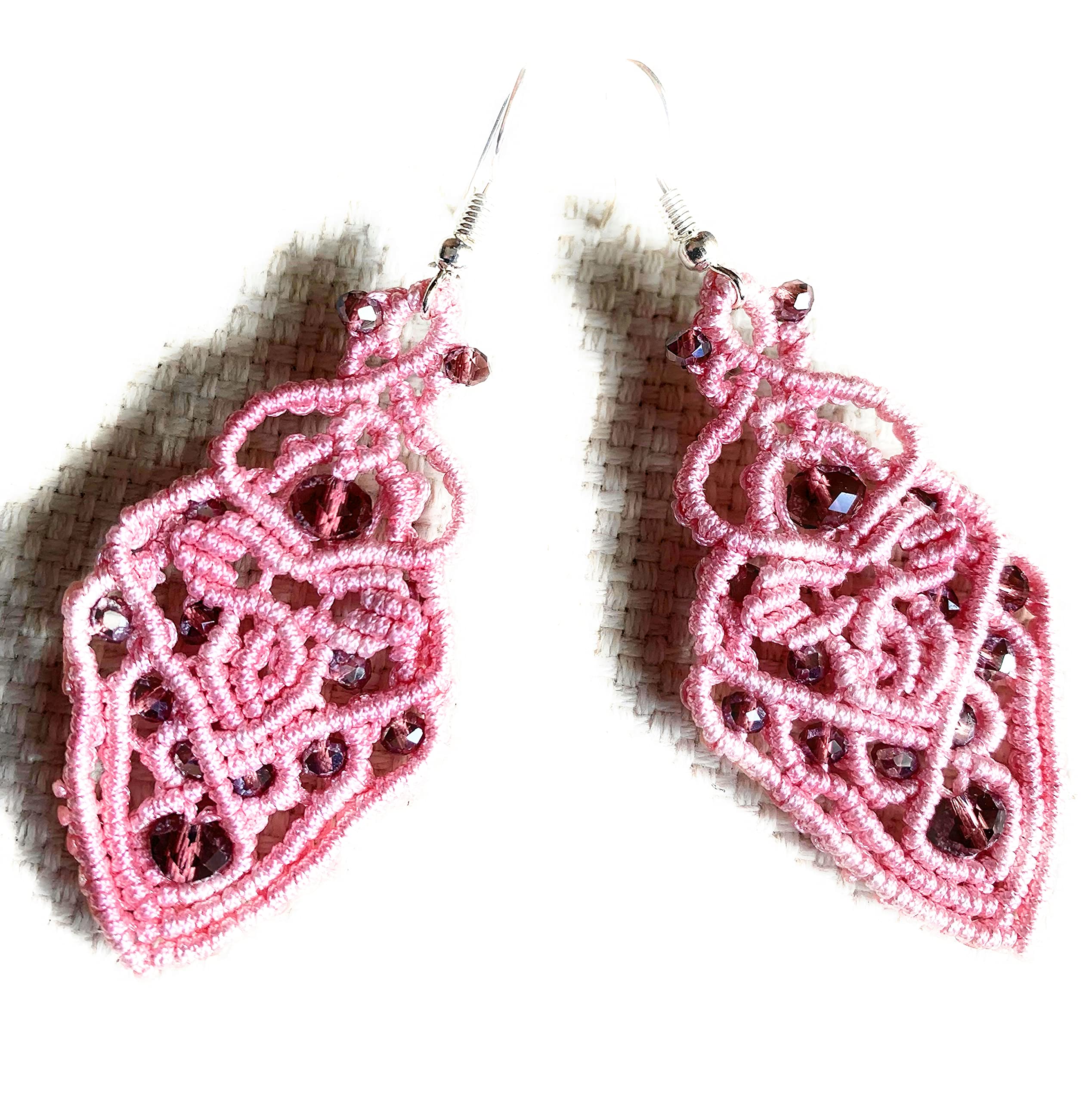 Pendientes rosas macramé hechos a mano con cuentas de distintos tamaños de cristal.Son muy ligeros .Miden aprox. 5 cm. de largo mas el gancho
