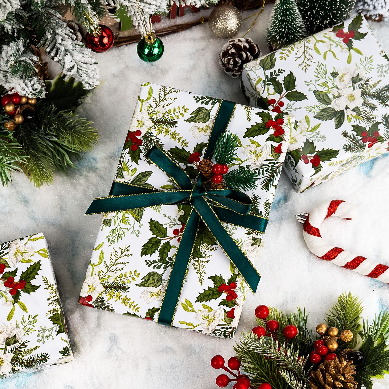 Merture Rollo de papel de regalo de Navidad, 17 pulgadas x 32.8 pies (46.5 pies cuadrados) Elegante papel de regalo de Navidad con diseño de bayas de acuarela y flores para Navidad, cumpleaños, día de