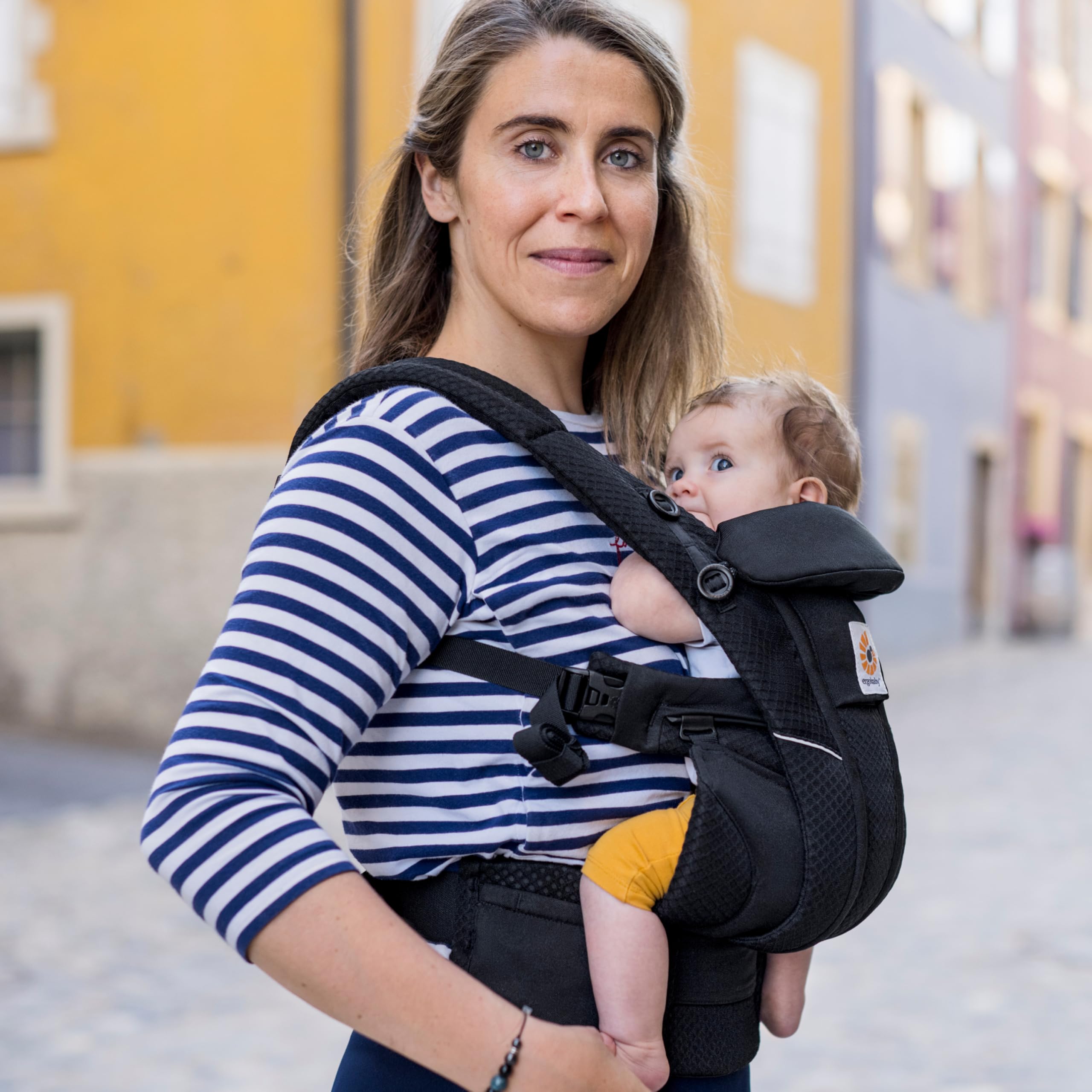 Ergobaby Omni Breeze Babytrage für Neugeborene ab Geburt bis 20kg, 4 Positionen SoftFlex Mesh Ergonomische Babybauchtrage Rückentrage Baby-Tragetasche, Onyx Black