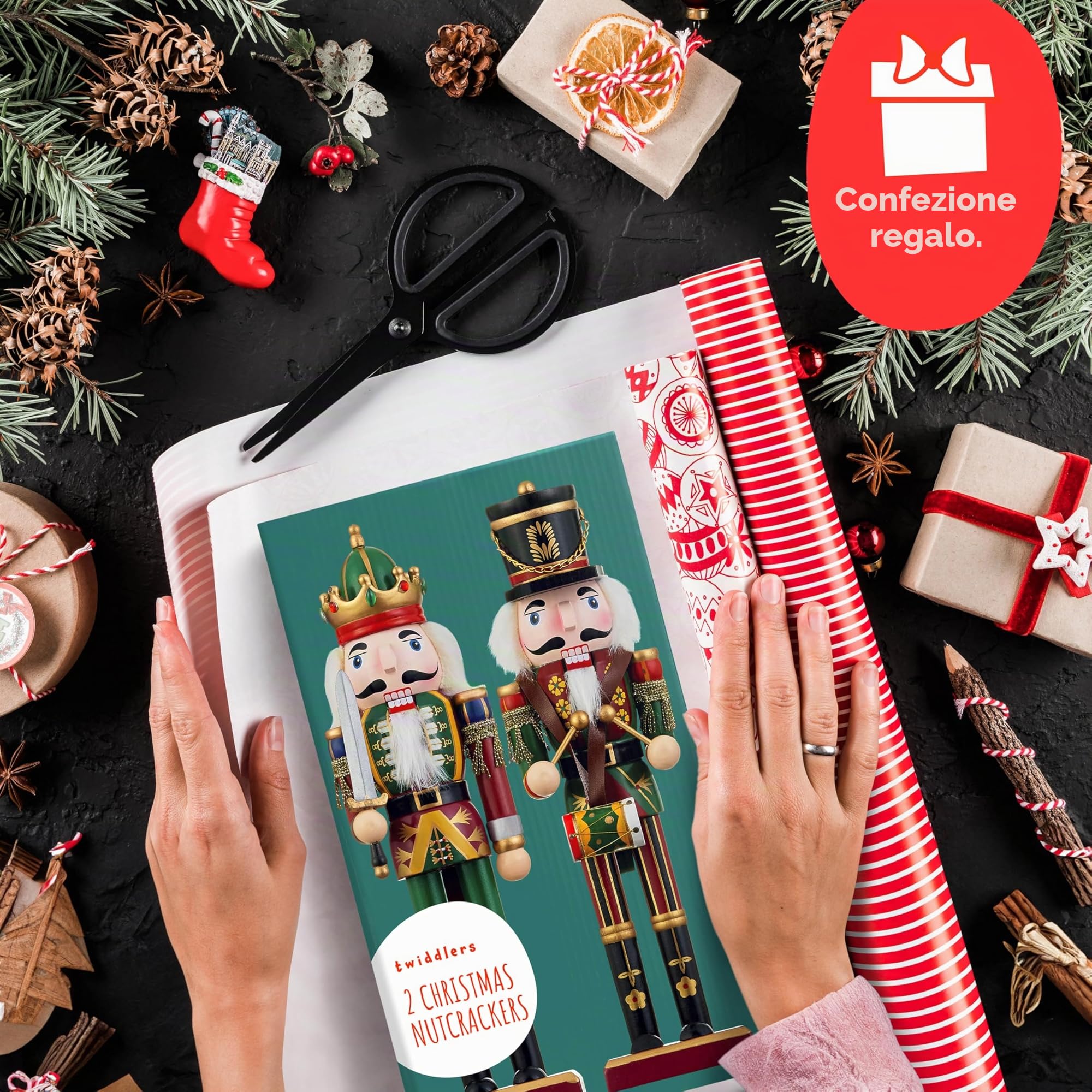 THE TWIDDLERS 2 Schiaccianoci Natale in Legno (30cm) – Soldatini Decorativi Dipinti a Mano – Set Soldato con Spada e Tamburo – Decorazione Natalizia Classica per Camino, Tavola e Mensole – Rosso e Oro