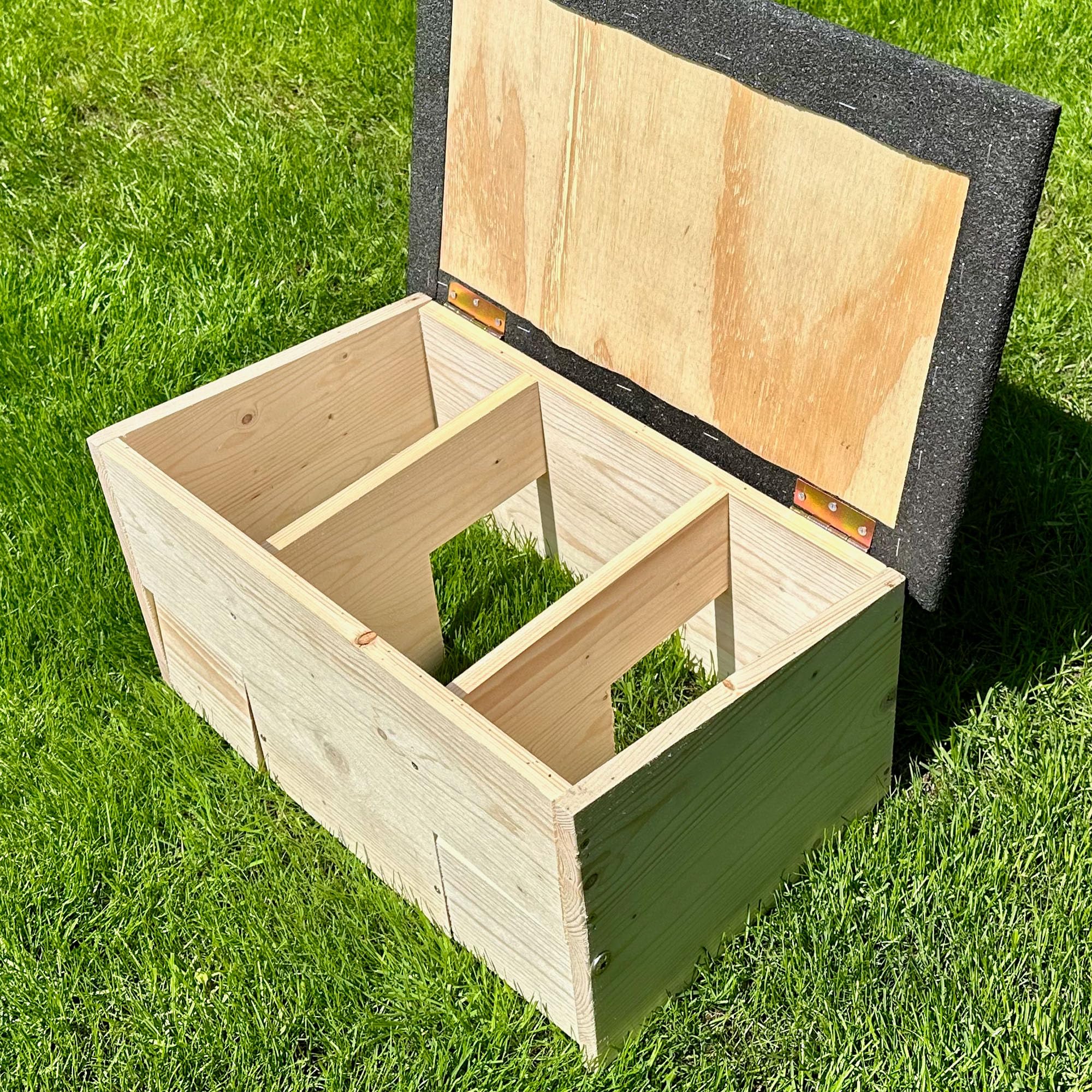 GARTENETAGE Igel-Futterhaus wetterfest mit Rattenklappen – Futterstation für Igel aus Holz mit Schutz vor Katzen, Ratten & Regen – Igelhaus für Garten, naturnah & robust