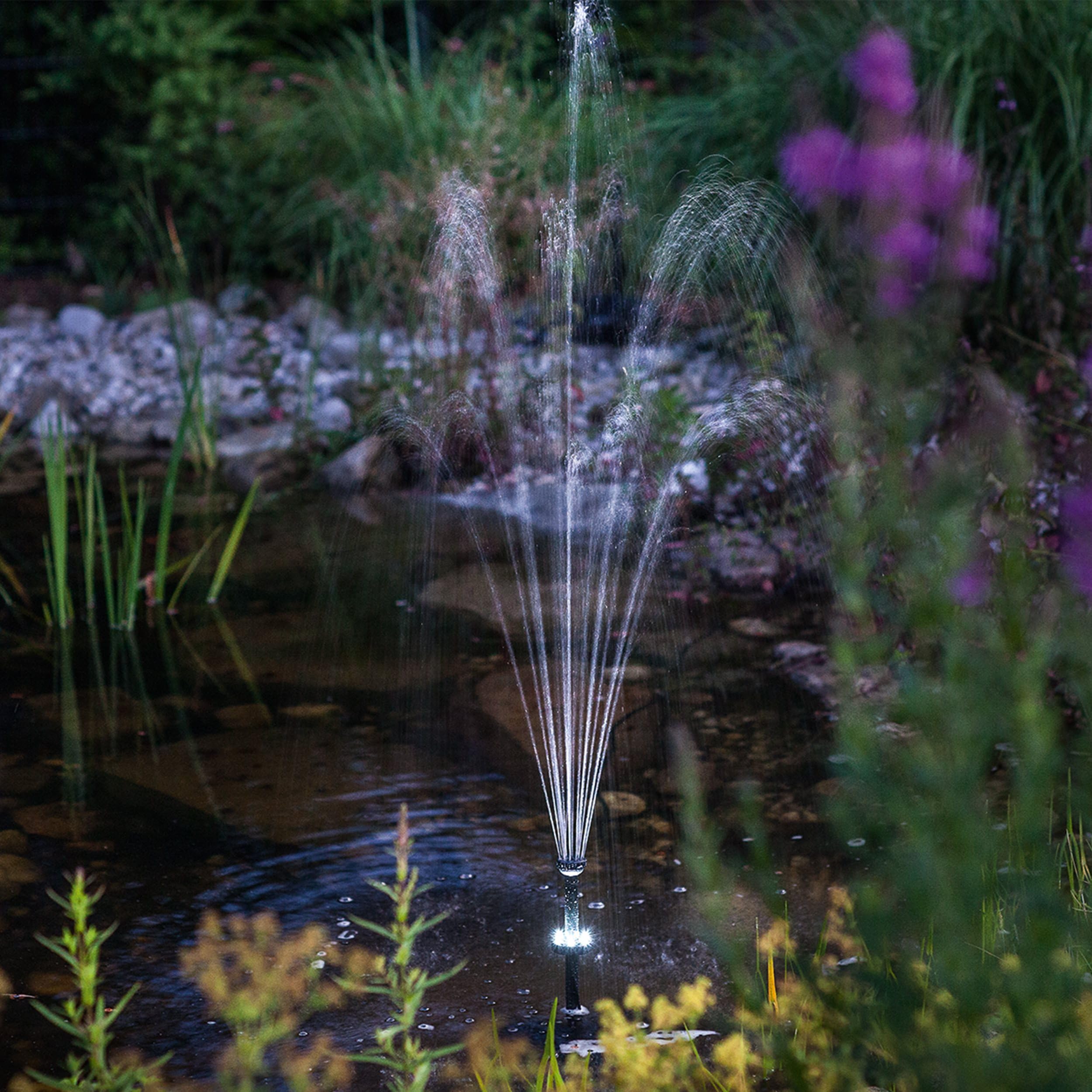 esotec Solar Teichpumpenset 25/700 LED, Teichpumpe mit Filter, außen Sprinklerpumpe 700l/h, LiFePo4 Akku, Solarmodul 25W, Solarbrunnen, Gartenteich Wasserspiel, Springbrunnenpumpe 101024