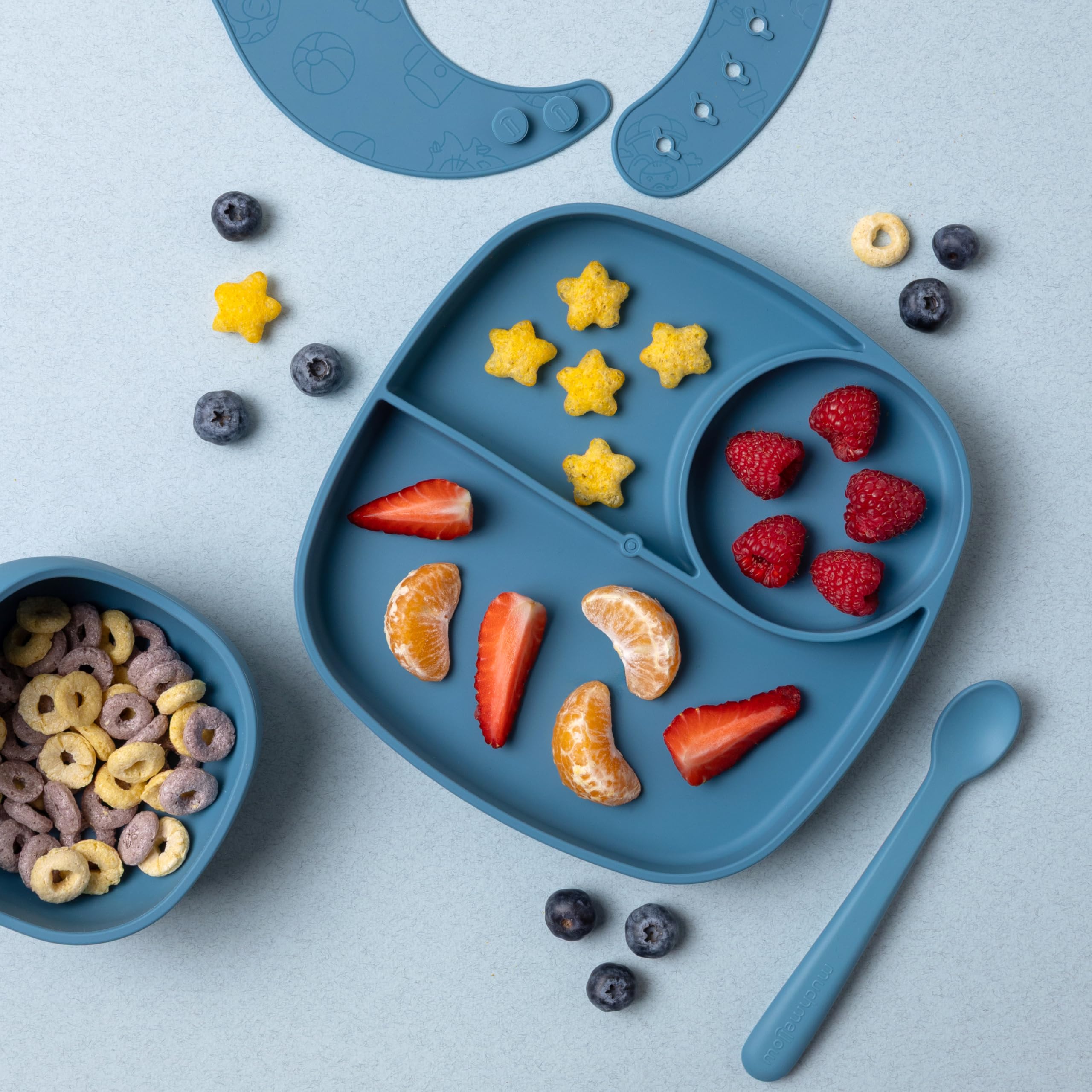 Muchmellow - Set Pappa Silicone MADE IN ITALY 4 Pezzi, Ciotola con Ventosa Anticaduta, Piatto, Cucchiaio, Bavaglino Regolabile, Svezzamento, Plastic Free, BPA Free, Lavabile Lavastoviglie (Blu)
