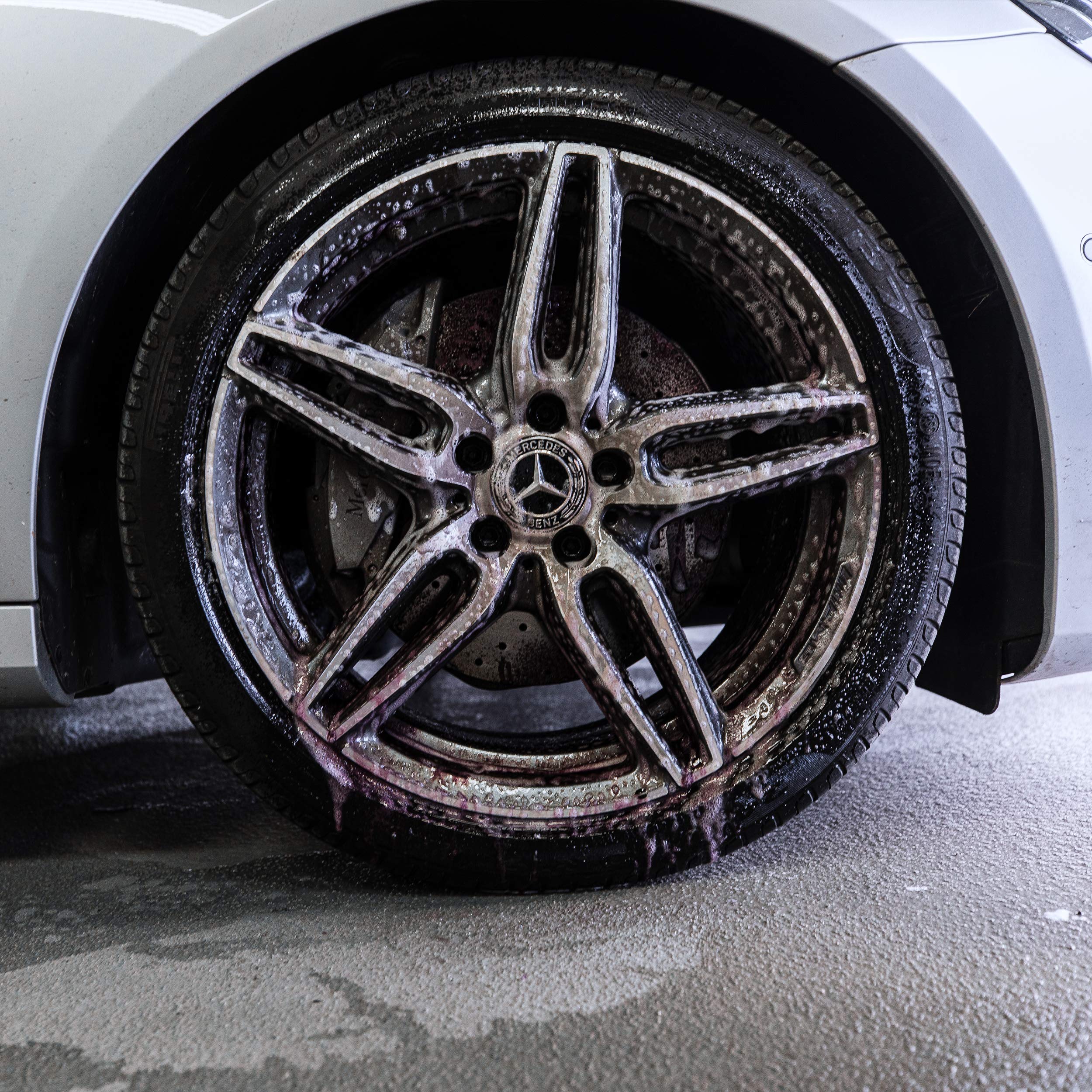 detailmate Koch Chemie MWC Magic Wheel Cleaner Set, Limpiador de Llantas sin ácido 500 ml, Cepillo ValetPro y paño de Pulido de Microfibra (Juego de Cepillo Suave)