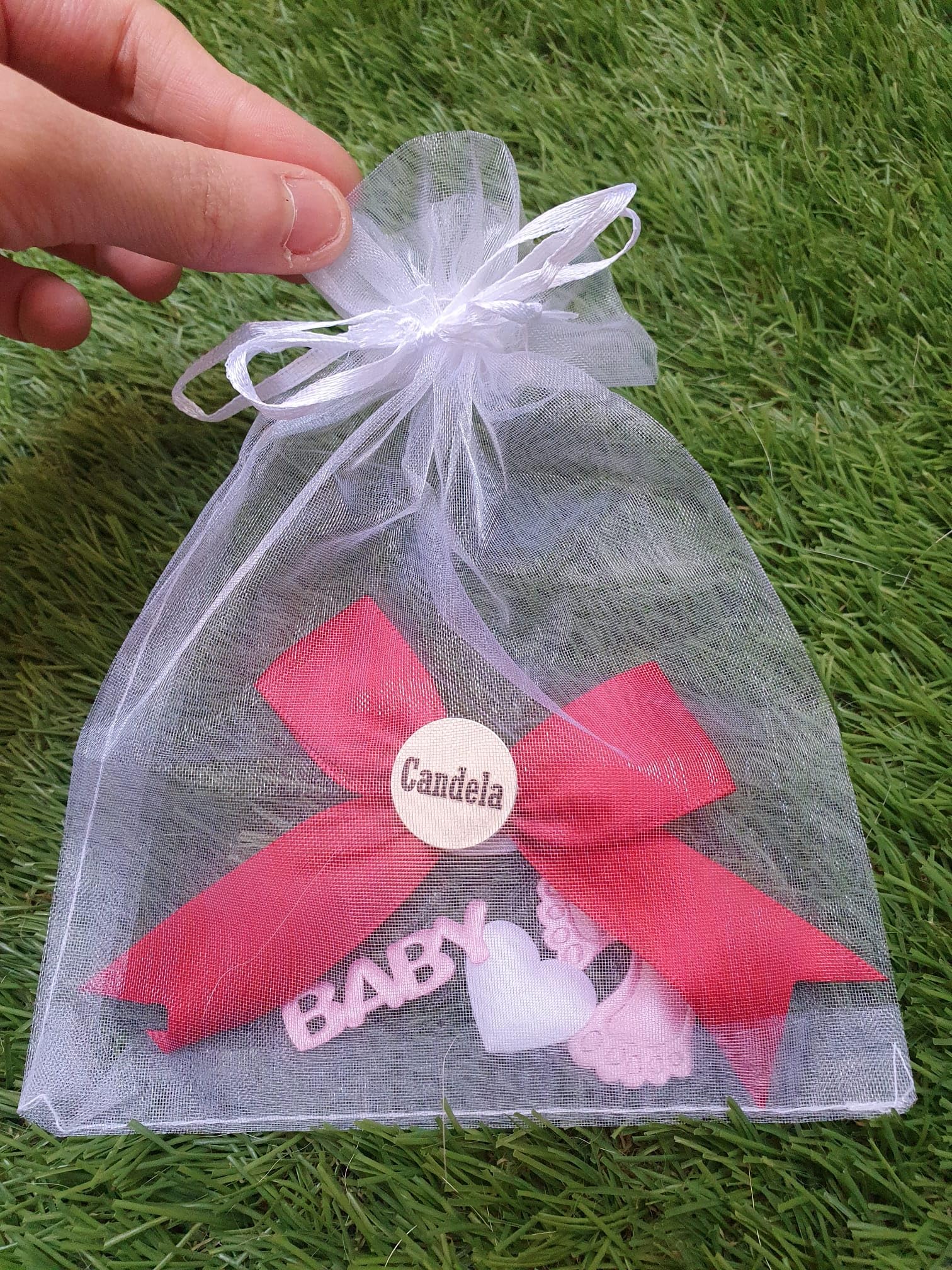 IDeluxe. Lazo rojo con chapa acero inoxidable con imperdible personalizada con nombre. Protector mal de ojo, buena suerte. Ideal para bebés, niños, adultos.