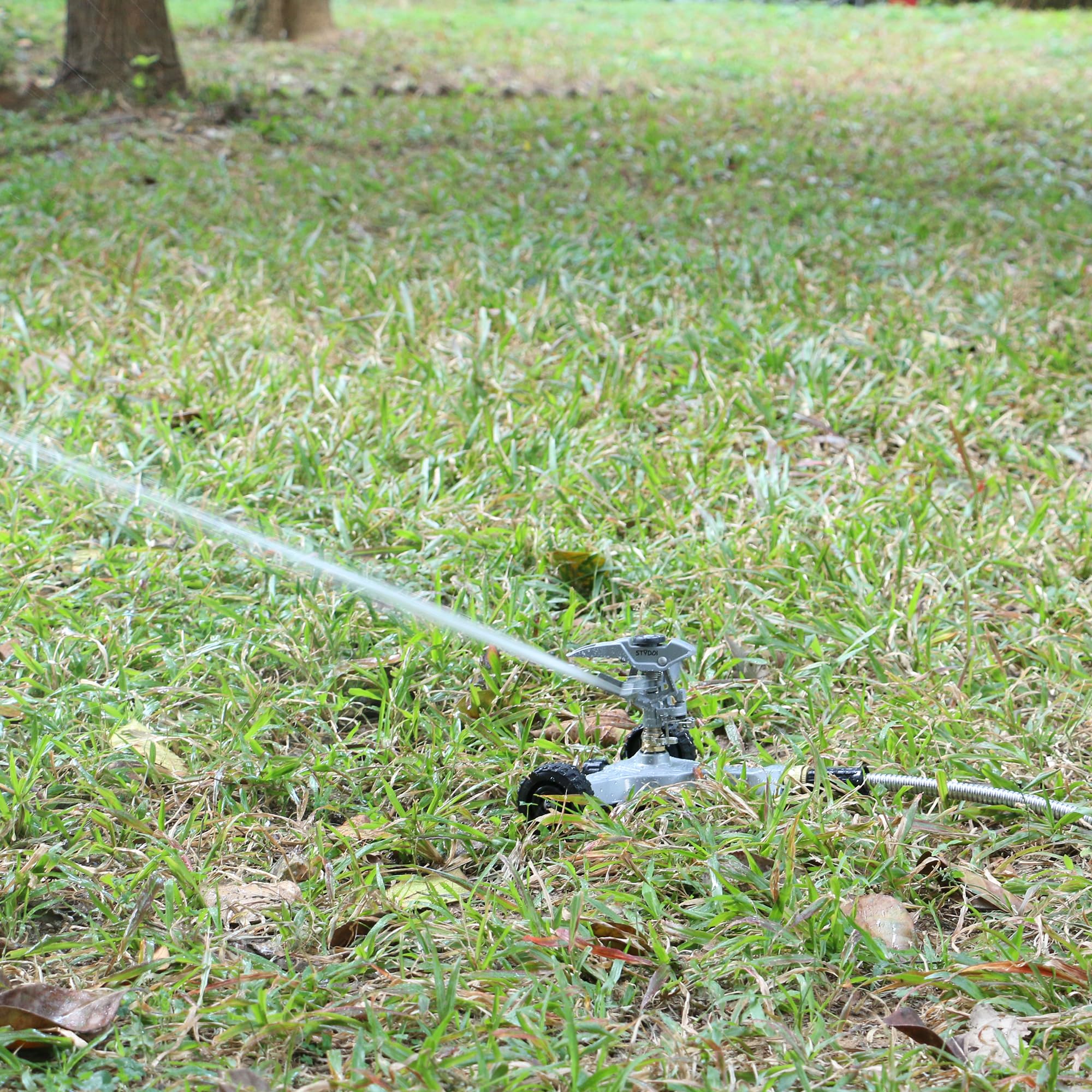 STYDDI Irrigatore pulsante in metallo su base con ruote in metallo in-serie, irrigatore circolare regolabile per prato circolare di medie e grandi dimensioni, cortile, giardino e grandi aree