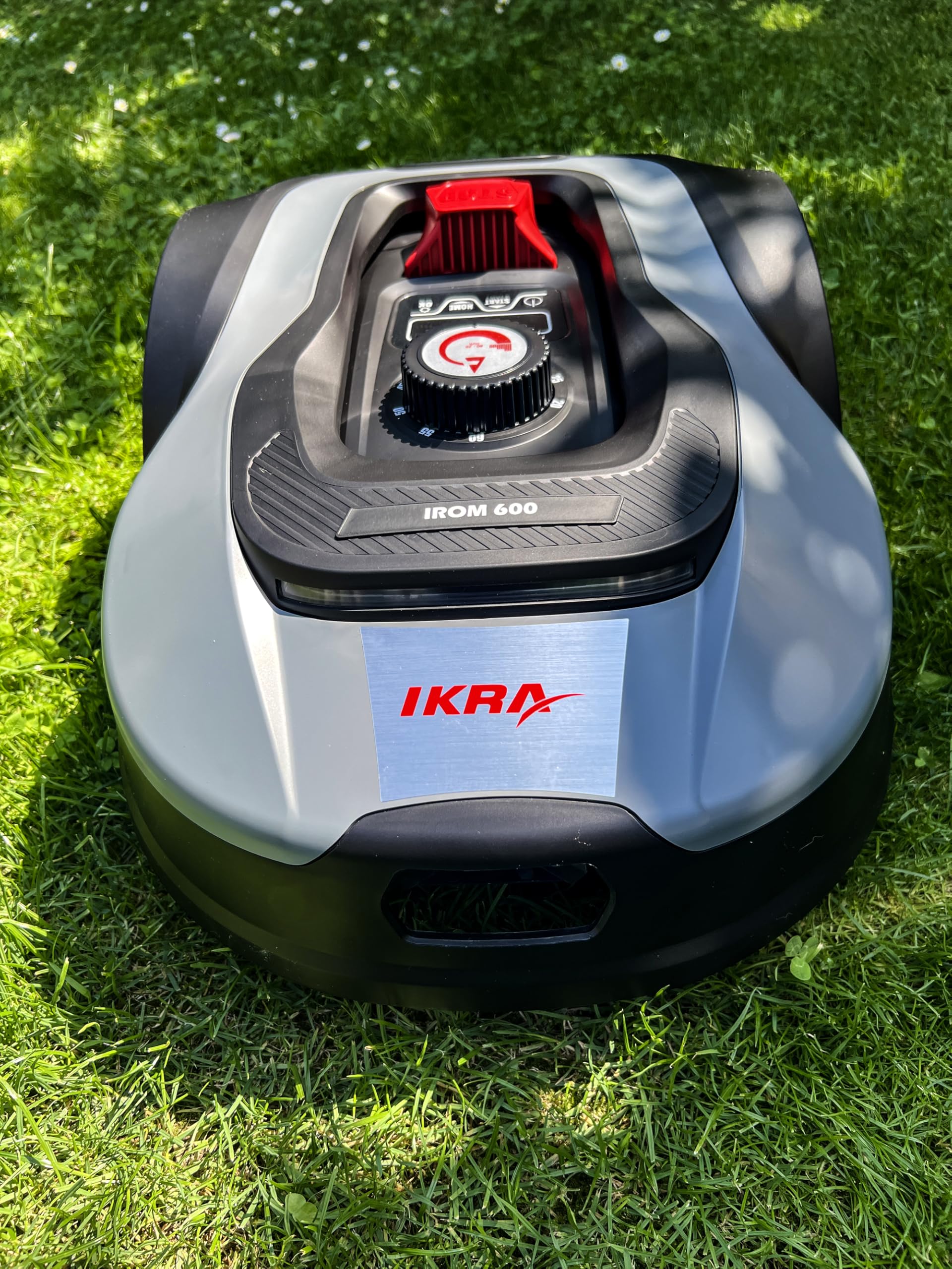 IKRA Robot cortacésped iROM 600 para céspedes de hasta 600 m², WiFi o Bluetooth, Control por App, multizona, Incl. estación de Carga & Sensor de Lluvia, 6 Cuchillas de Repuesto