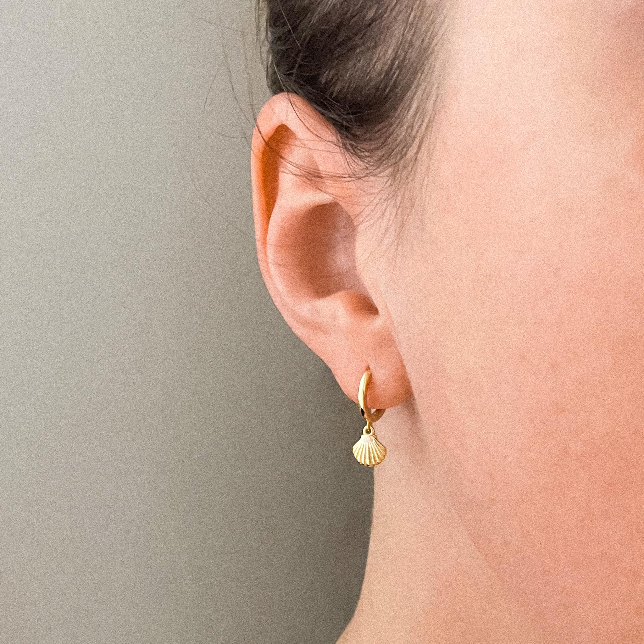 Mary & Jules Muschel Ohrringe Gold hängend, 925 Sterling Silber, vergoldet, aus reyceltem Silber, Creolen Gold mit hübschen Muschel Anhänger, Sommer Ohrringe Gold Creolen