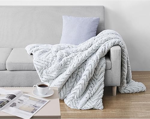 Miniatura 4 de Christian Siriano - Manta de lujo con relleno de piel sintética de cheurón gris (60 x 70 pulgadas) - Caja de regalo incluida - Perfecta para regalar