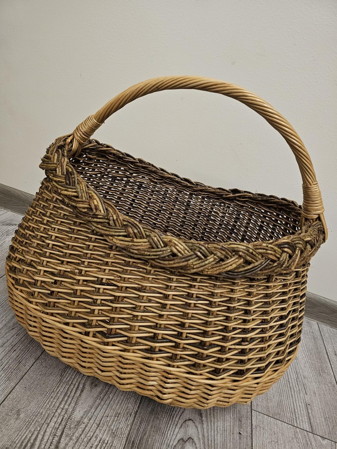 Handwoven Wicker Foraging Basket with Braided Rim – Rustic Willow Harvest and Garden Basket for Fruits, Veggies and Outdoor Use