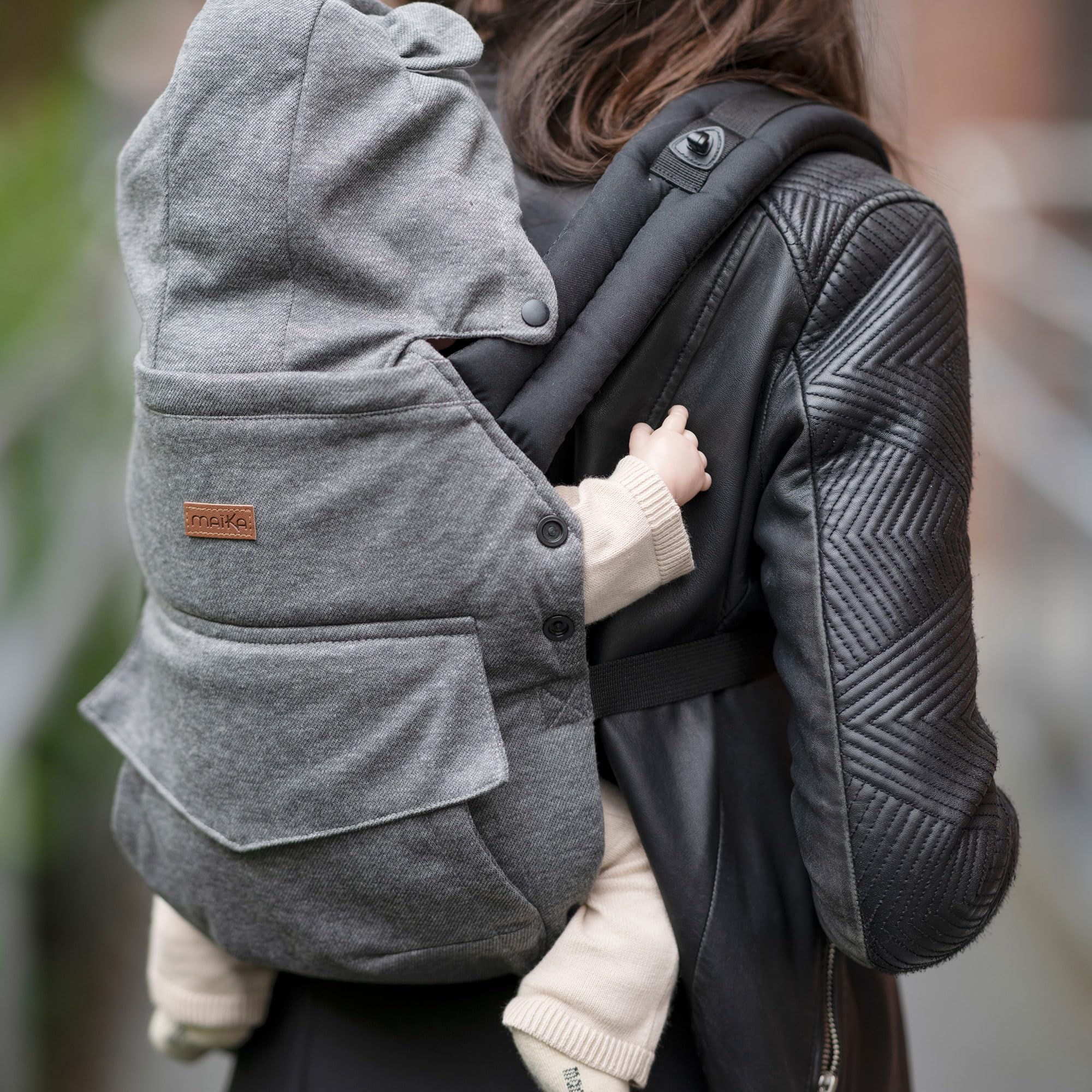 MAÏKA Porte-bébé cocooning | dès la naissance et jusqu'à 15 kg | position ventral et dorsal | bretelles rembourées | tissu épais et chaud avec capuche pour protéger bébé