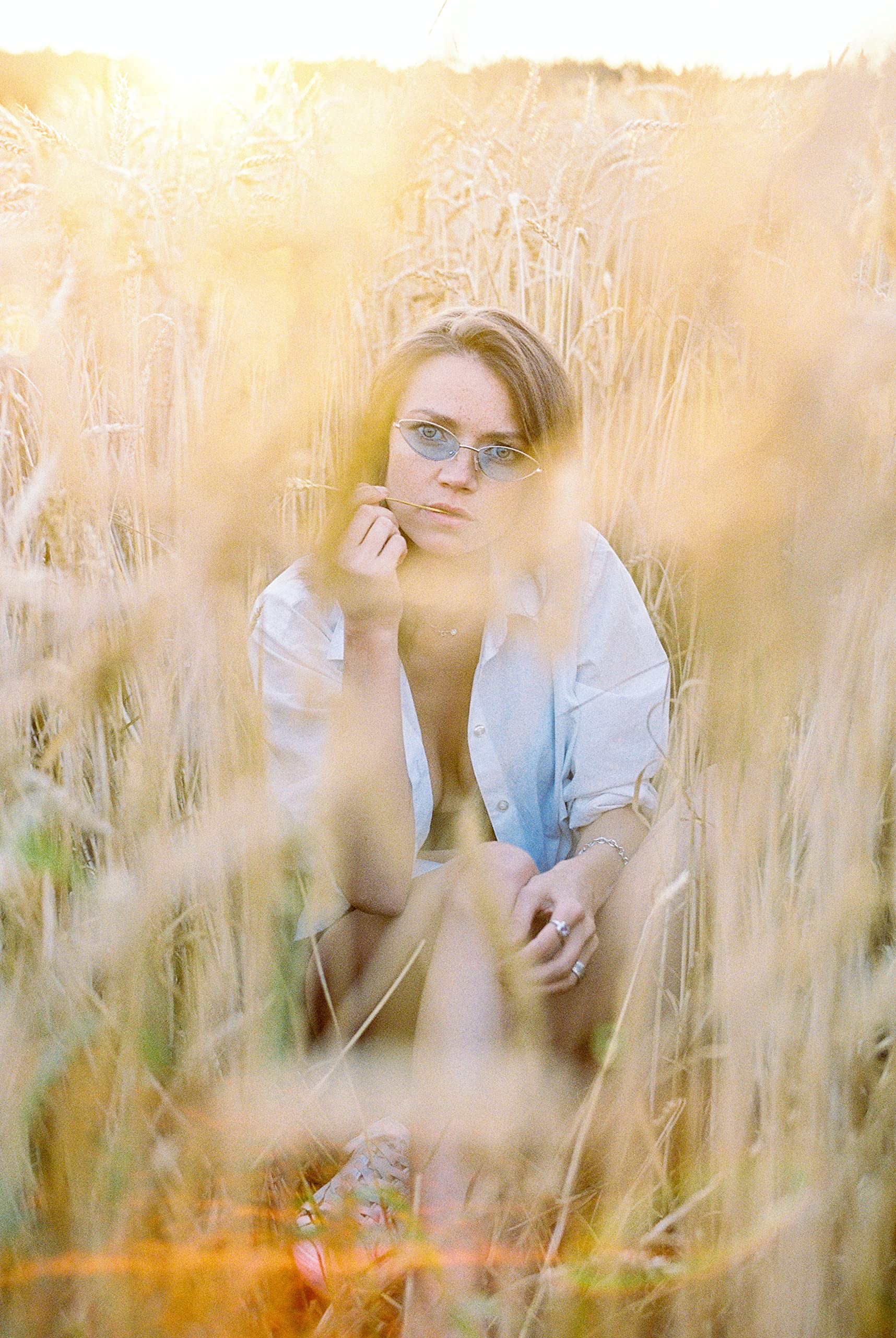 FEISEDY Fashion Designer Sunglasses Retro Small Petals Shape Arc Temple Design B2298