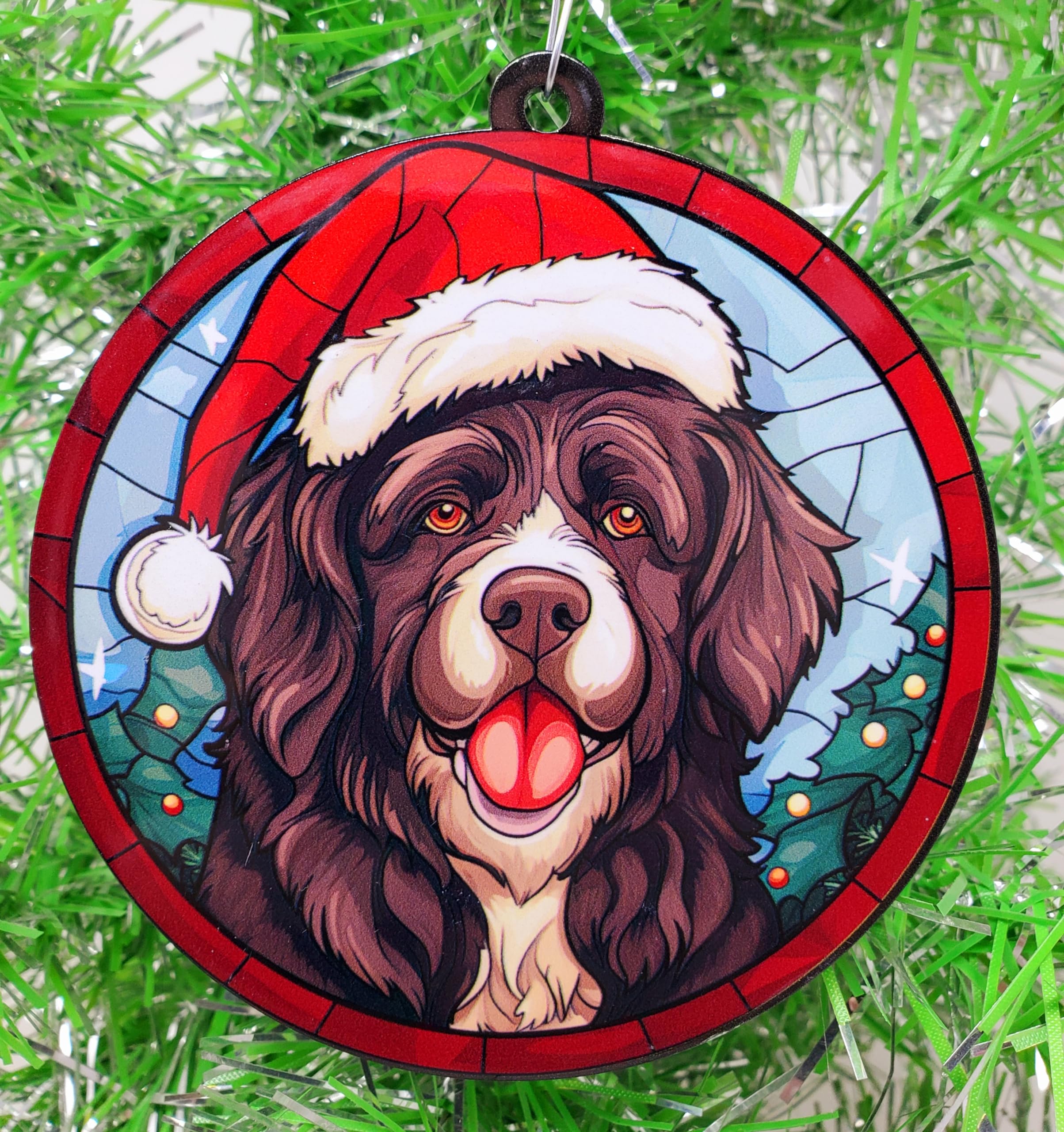 Décoration pour chien Père Noël Terre-Neuve en bois noble, un ornement d'exception pour sapin raffiné.