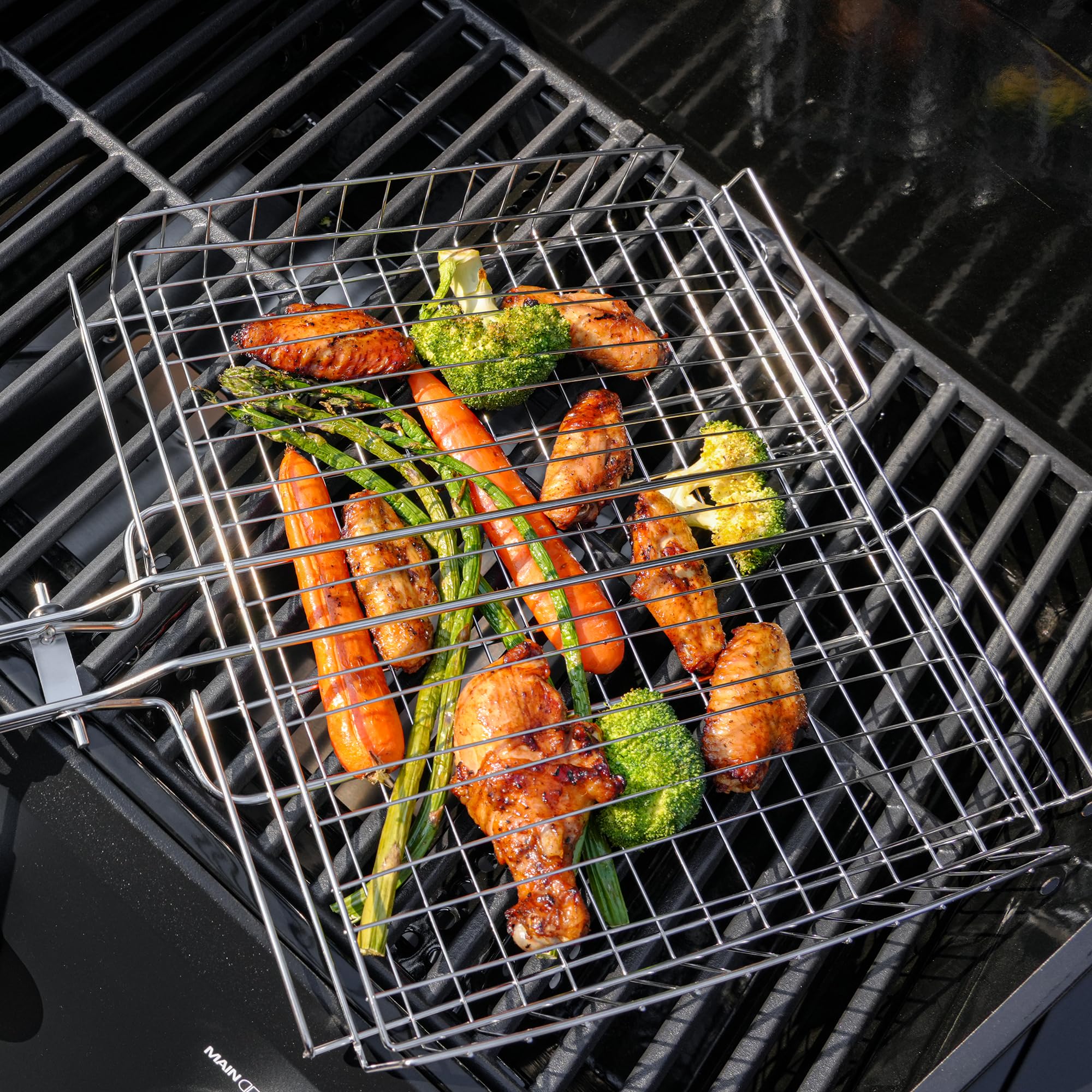Monument Grills Edelstahl-Grillkörbe A115 für BBQ, mit abnehmbarem Griff, gleichmäßiges Erhitzen für Fisch, Gemüse, Burger, Camping & Kochen im Freien, 65 x 34,3 x 4,7 cm