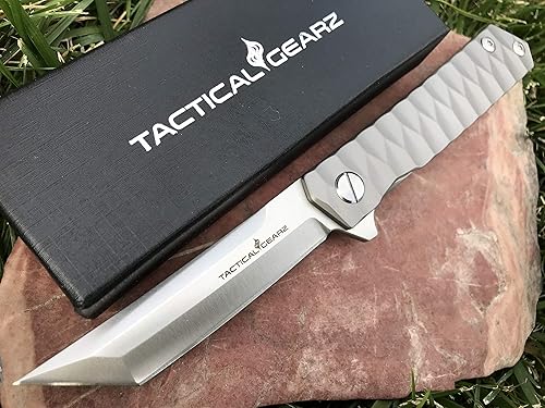 TACTICAL GEARZ Cuchillo plegable de bolsillo de titanio para EDC! Mango de titanio sólido Tc4. Hoja tanto de acero CPM-D2. Incluye funda (Saint T)