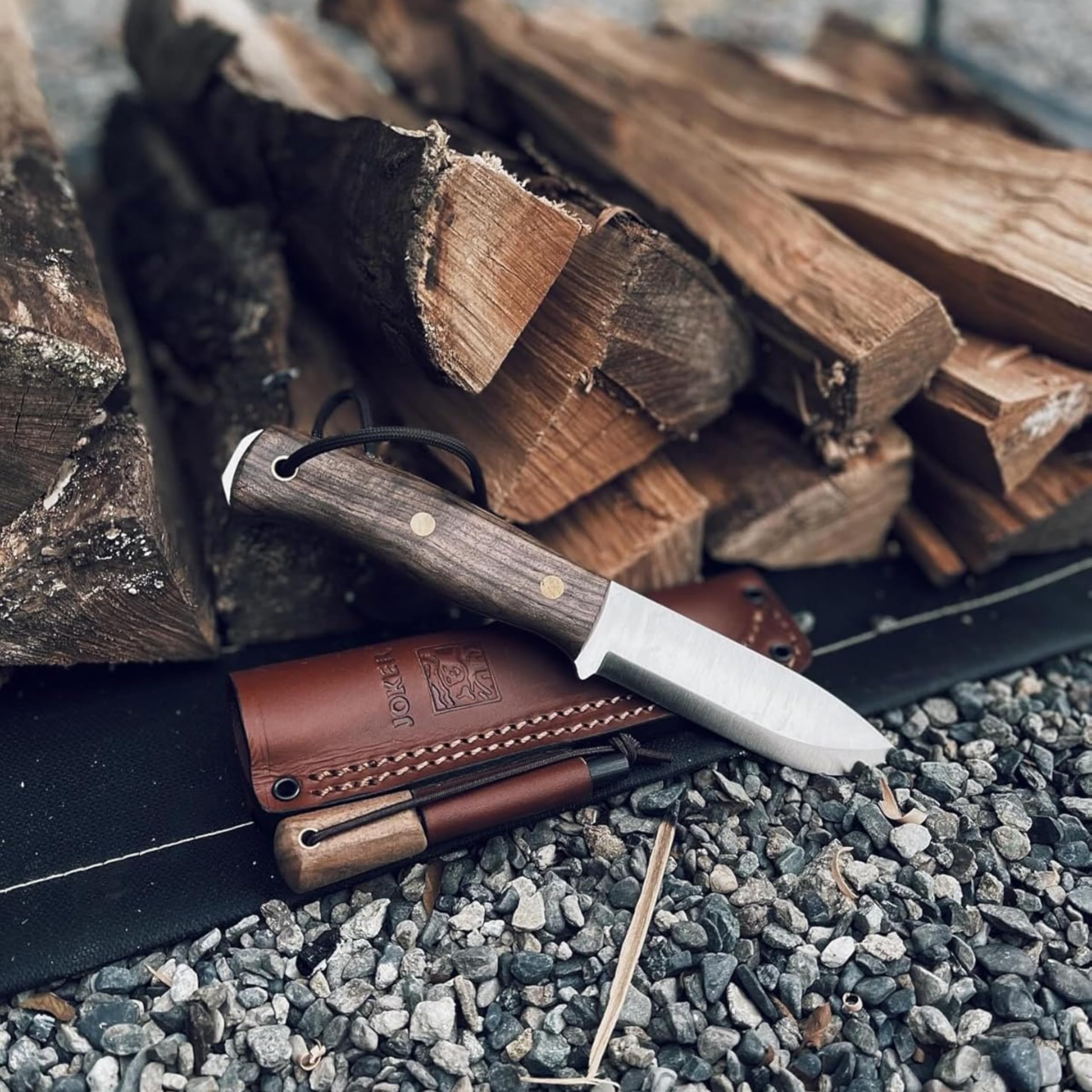Joker Cuchillo de monte y caza Ember Scandi CN122, hoja de 10,5 cms, mango Nogal, funda piel marrón, incluye paracord, Herramienta de pesca, caza, camping y senderismo