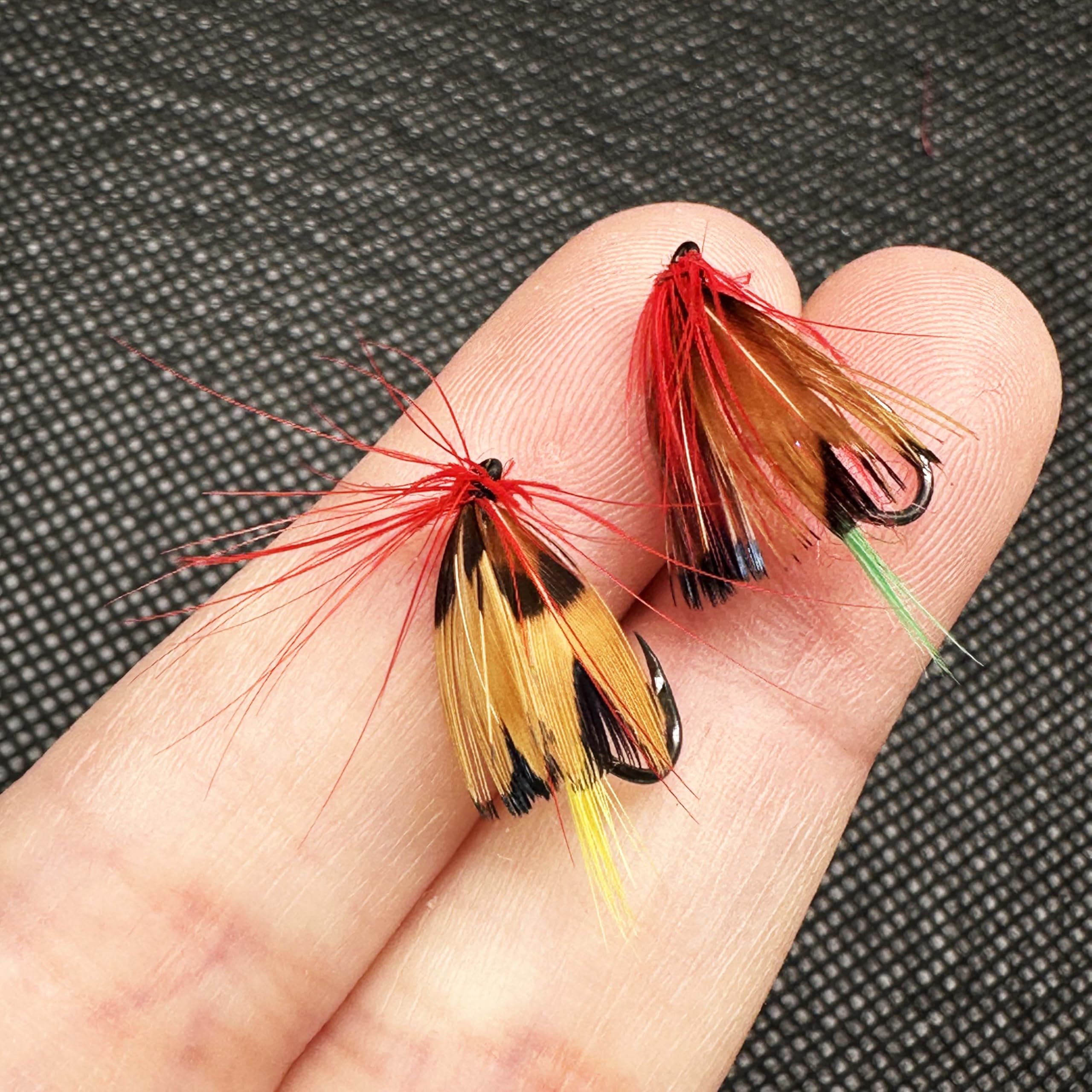 Fliegenfischen Fliegen Set Forellen Angelköder mit Fliegenbox, 24/38/102/114Stk. Mit Trockenfliegen/Nassfliegen, Nymphen, Streamers, Popper