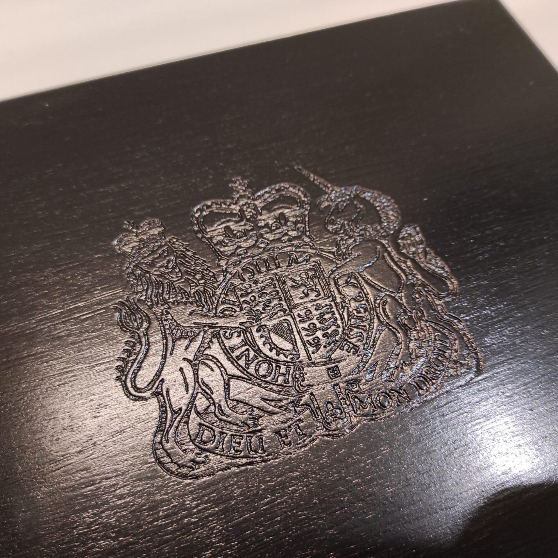 Caja para monedas de colección en madera con escudo real del Reino Unido, 12 compartimentos para cápsulas Quadrum, terciopelo negro, hecha a mano en Italia