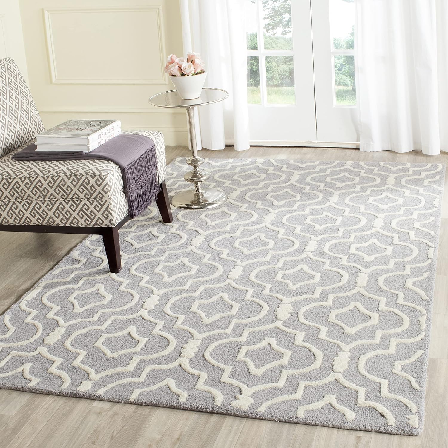 SAFAVIEH Cambridge Collection Area Rug - 5' x 8', Silver & Ivory, Handmade Moroccan Wool, Ideal for High Traffic Areas in Living Room, Bedroom (CAM141D)