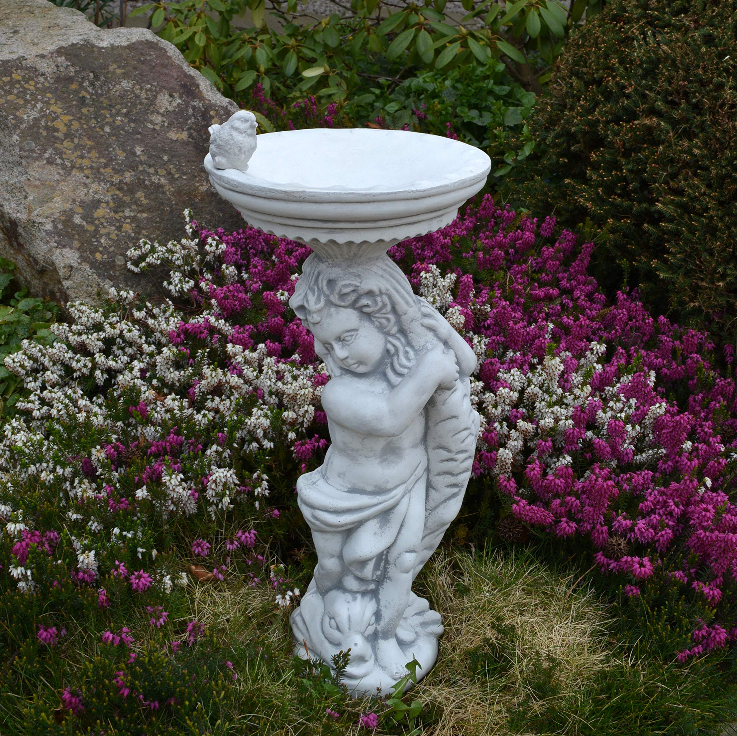 gartendekoparadies.de Chłopiec z dużym poidłem dla ptaków, kamienna figurka wys. 54 cm, 18 kg, szara, odporna na mróz z odlewu kamiennego do użytku na zewnątrz