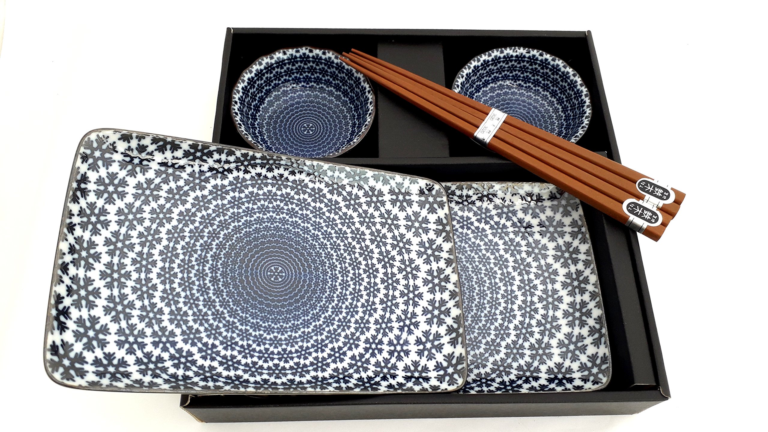 Juego de sushi YUKI Original Japonés Sushiset en blanco y azul, servicio de sushi de porcelana, dos platos de sushi, dos cuencos pequeños, dos palillos en caja de regalo