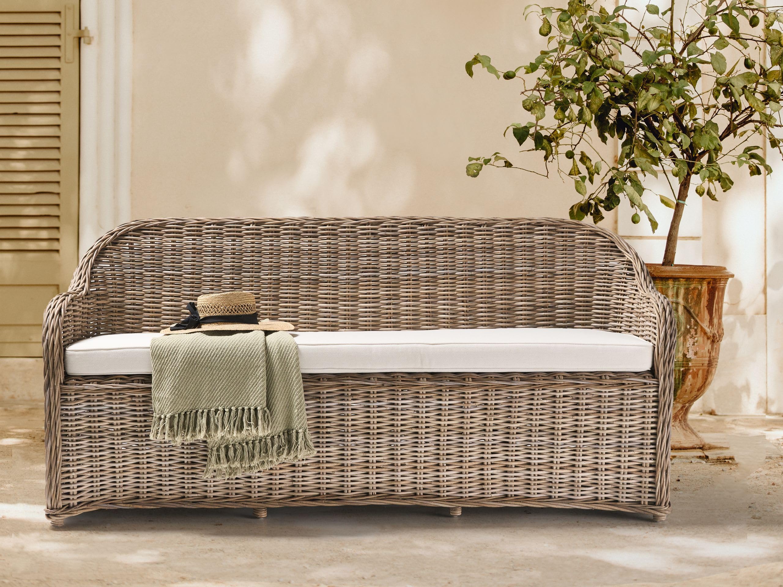 Beliani Gartenbank mit Armlehnen Rattan naturfarben Auflagen beige 189 cm Boho Susua