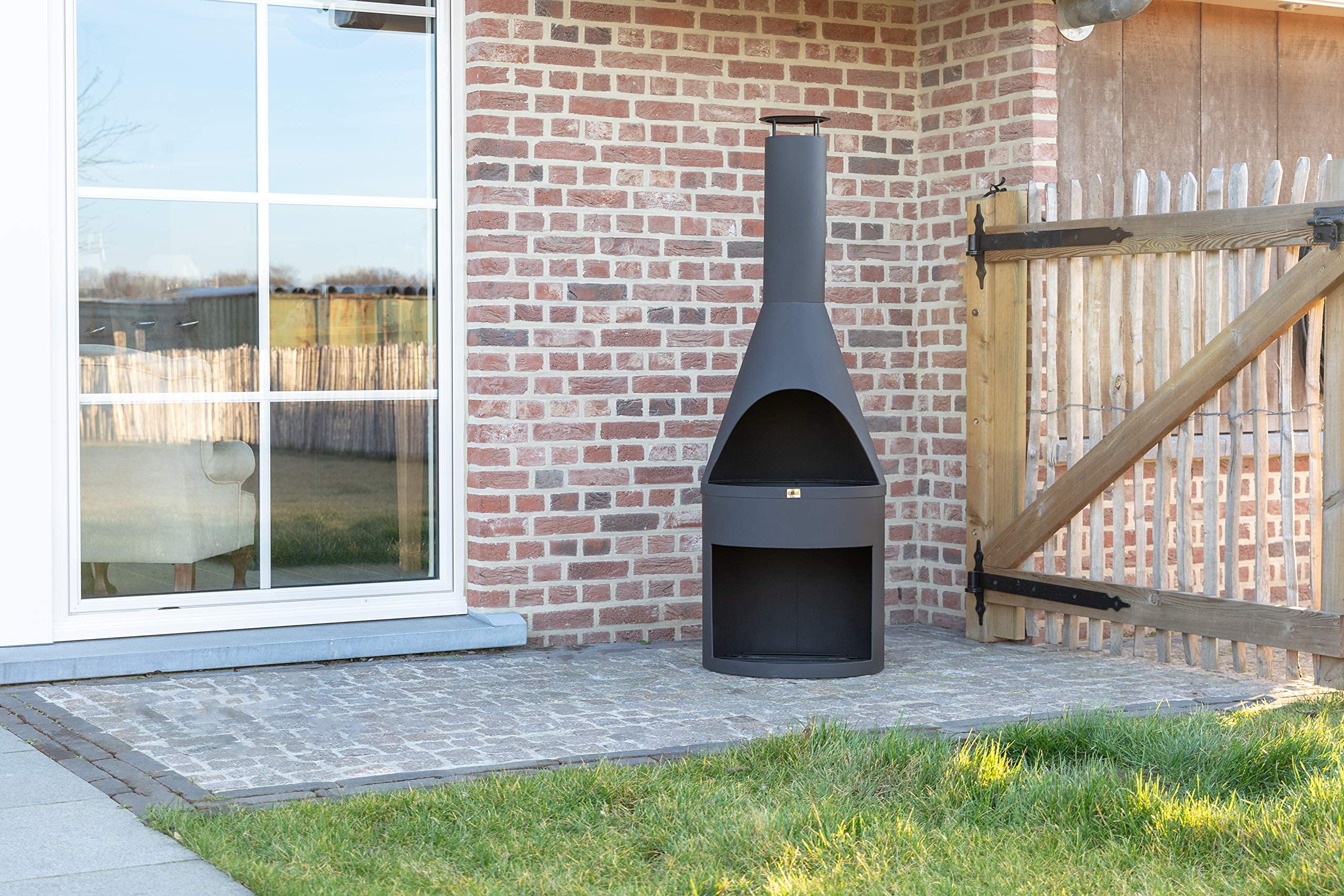 MaxxGarden Gartenkamin - Terrassenofen Außen - Feuerstelle - Terrassenkamin - Mit Brennholzablageort - Mit Stahlgitter - 45x45x135cm - Schwarz