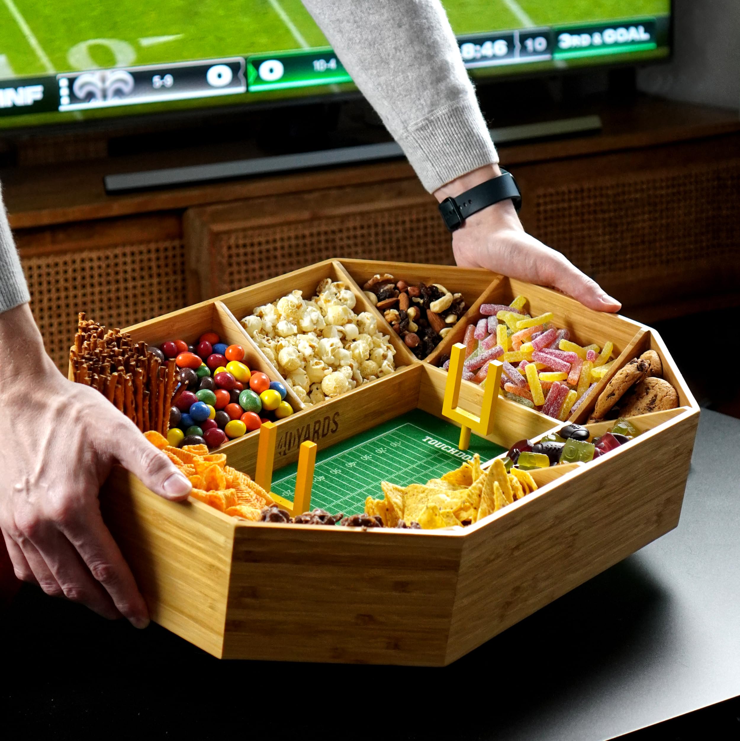 40YARDS American Football Snack Stadium - Estadio para aperitivos de madera de bambú + fieltro (suave) con marcas y 2 goles de campo amarillos | Tamaño: 50 x 36 cm | Construido | Estadio de Football