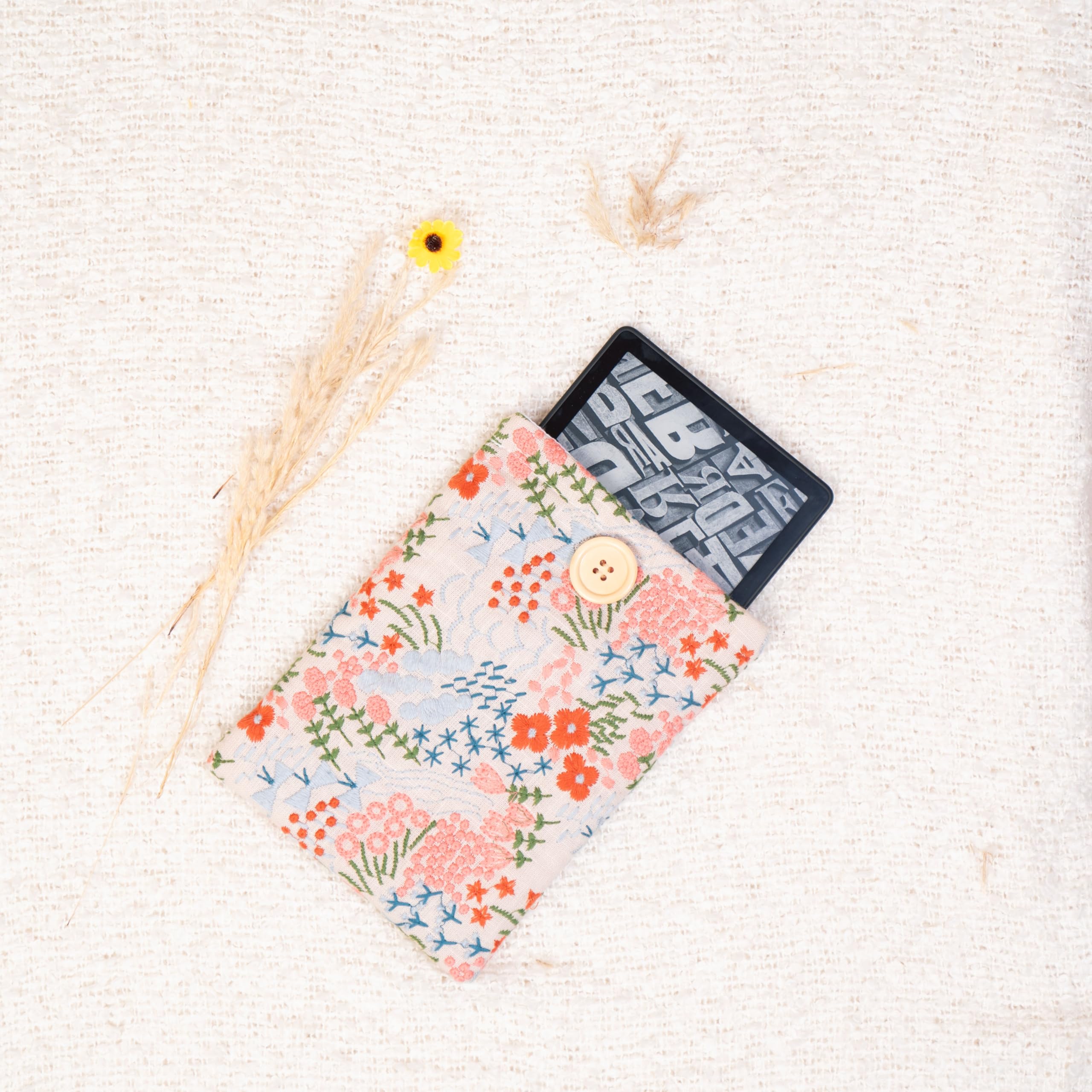 Custodia per Kindle - Cover floreale ricamata per Paperwhite/Basic (15,2 cm) e Signature (17,8 cm), con imbottitura in cotone, chiusura a bottone, accessorio, 19,8 x 15,9 cm, motivo floreale beige