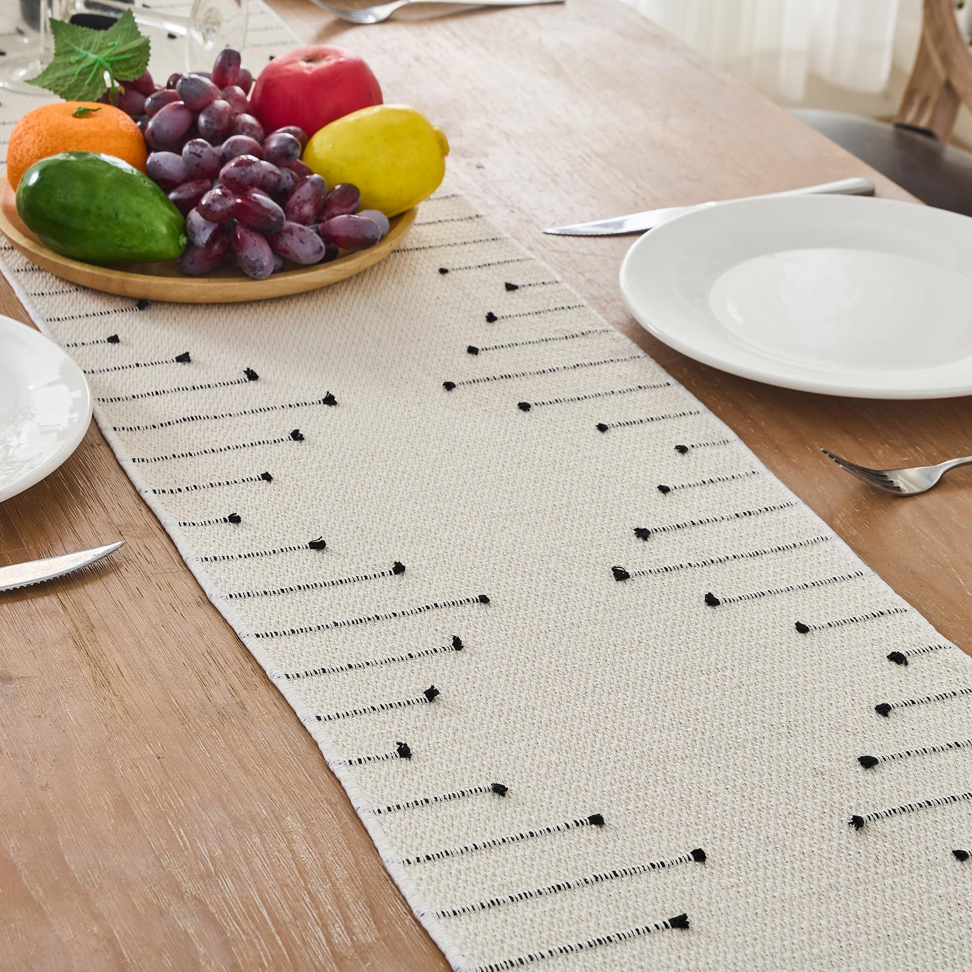 Chemin de table de 122 cm de long – Style bohème avec pompons faits à la main – 70 % coton et 30 % lin – Décoration d'intérieur moderne pour salon (beige noir, 30,5 x 121,9 cm)