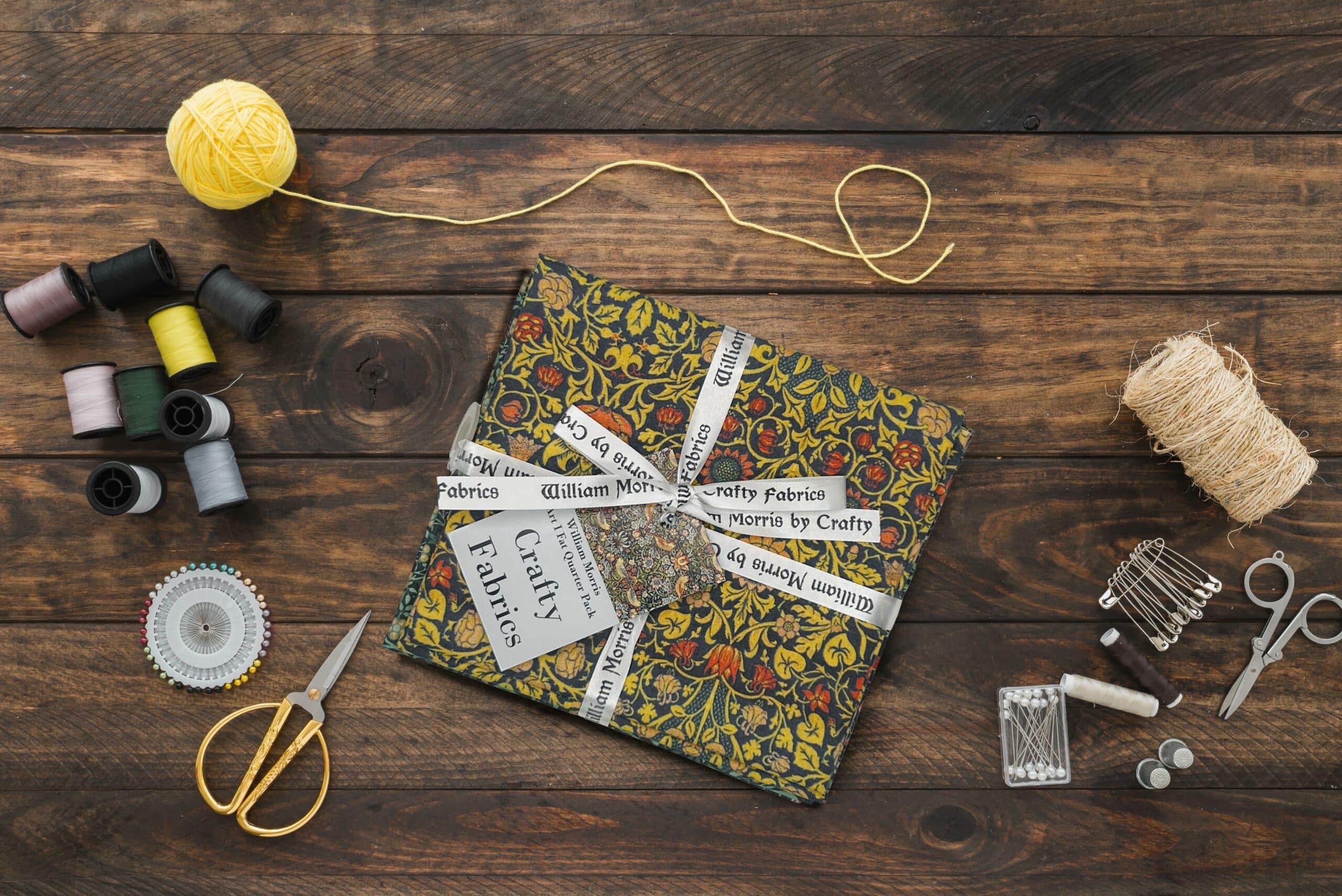 Discount Fabrics Ltd Multicolor William Morris Christmas Fat Quarter Bundle: Quilting & Crafting, Sewing, Art, Cotton Pattern, Dressmaking Fabrics