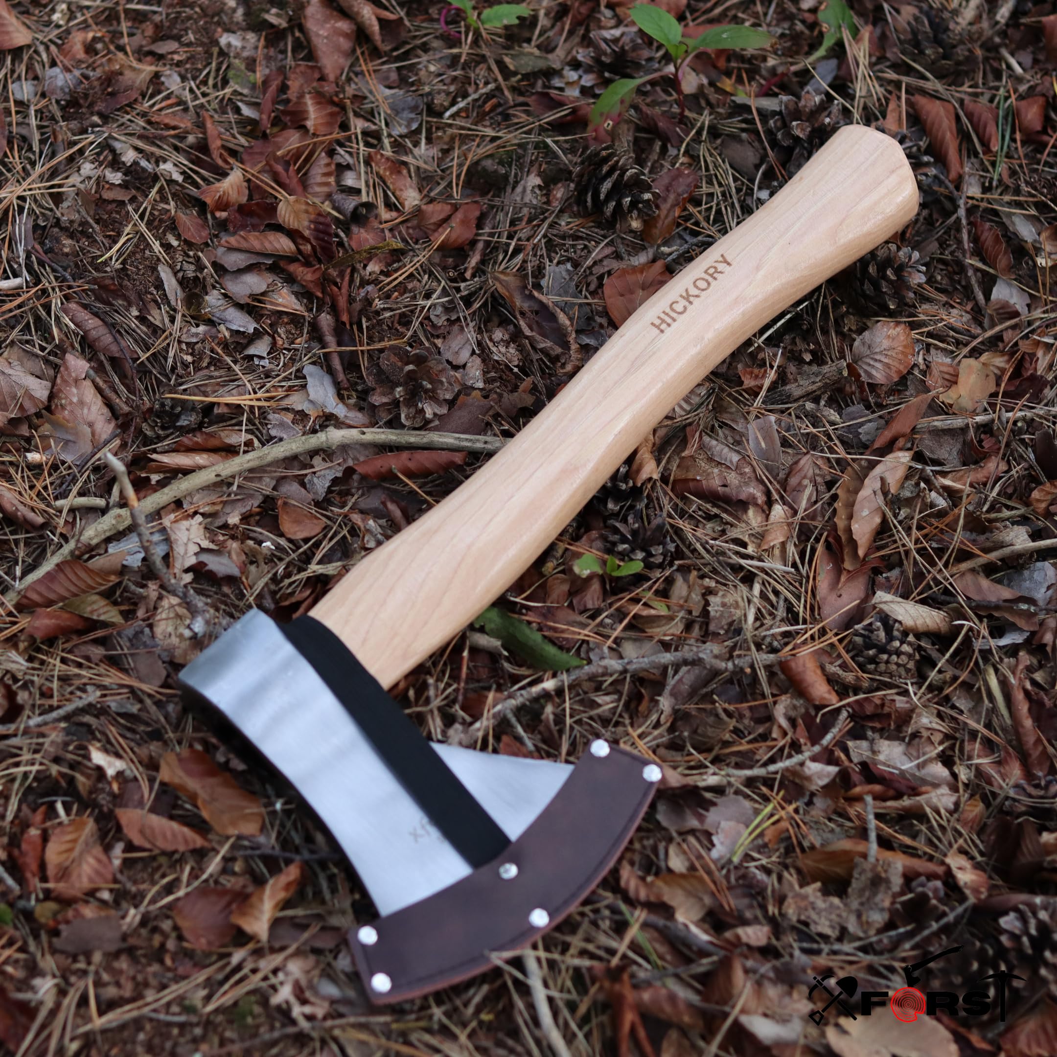 Xforst Hache Universelle X-UW800C – Hache de Jardin et de Camping 40 cm | Tête en Acier au Carbone Trempé 800 g | Manche en Bois de Hickory | Inclut Étui de Protection