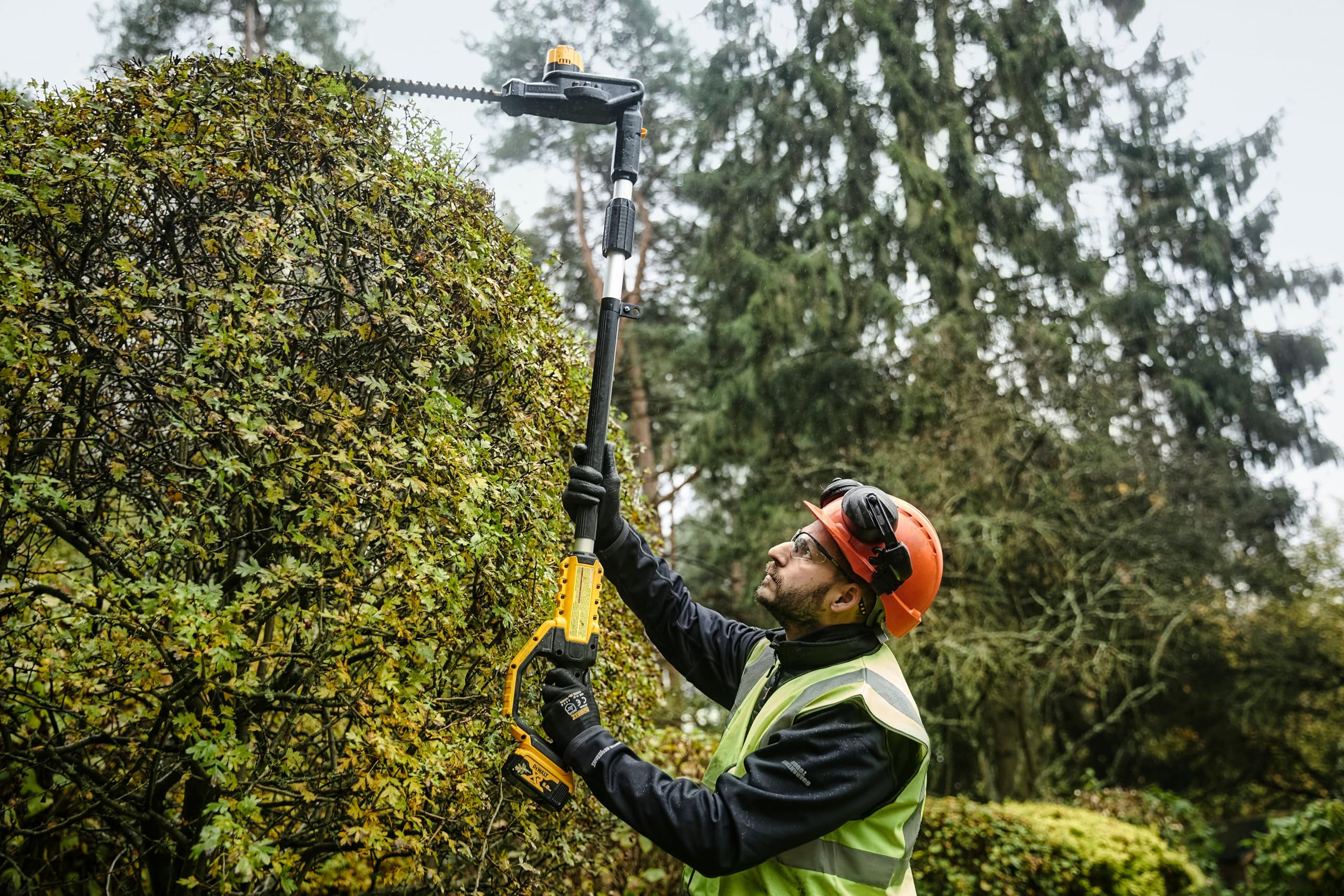 DEWALT - Taille-haies sur perche brushless XR 18V - capacité de coupe de 25mm - vitesse de 2800 cps/min - dure 75min/Charge - DCMPH566N-XJ