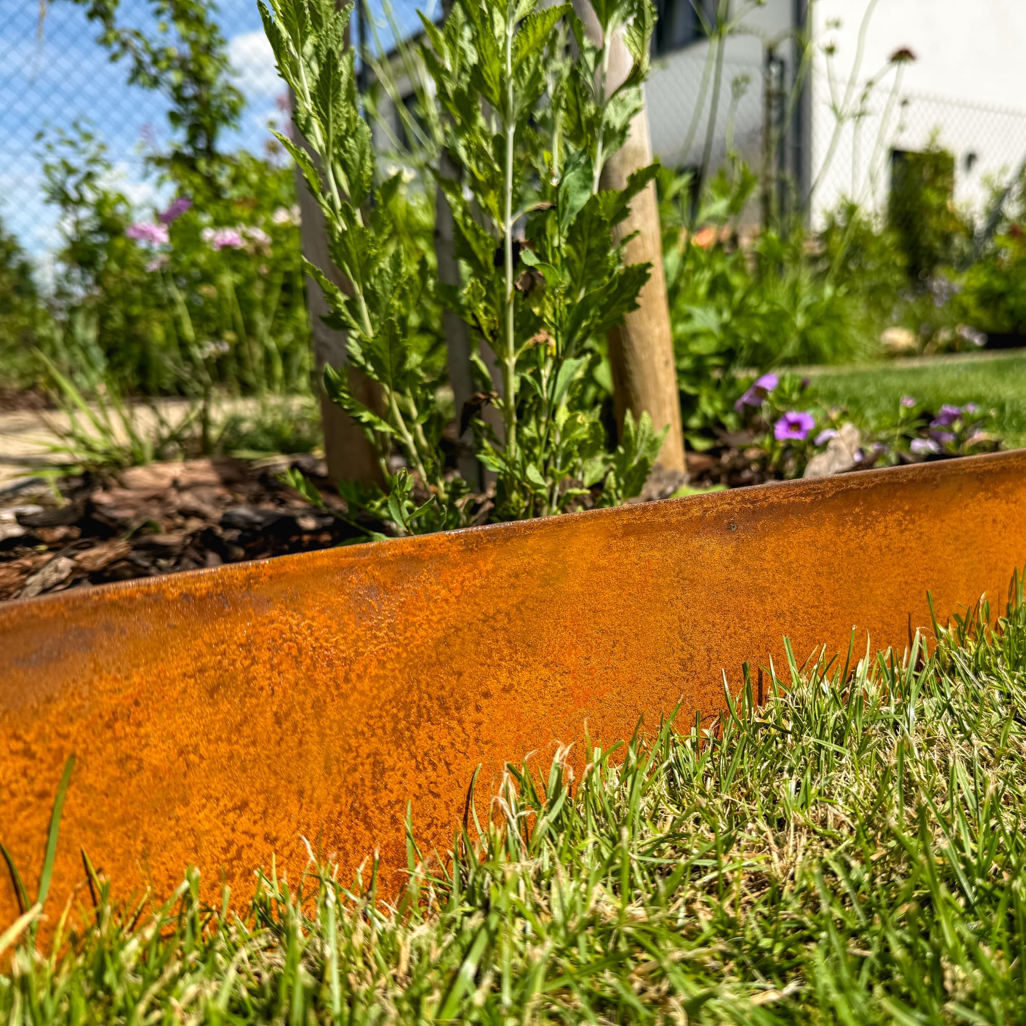UNIGARDIA Bordura per Giardino in Acciaio Corten 10 m - Bordura per Aiuola in Metallo, Altezza 14 cm - Installazione Facile - Bordo per Prato in Ruggine, 1 Paio di Guanti Inclusi