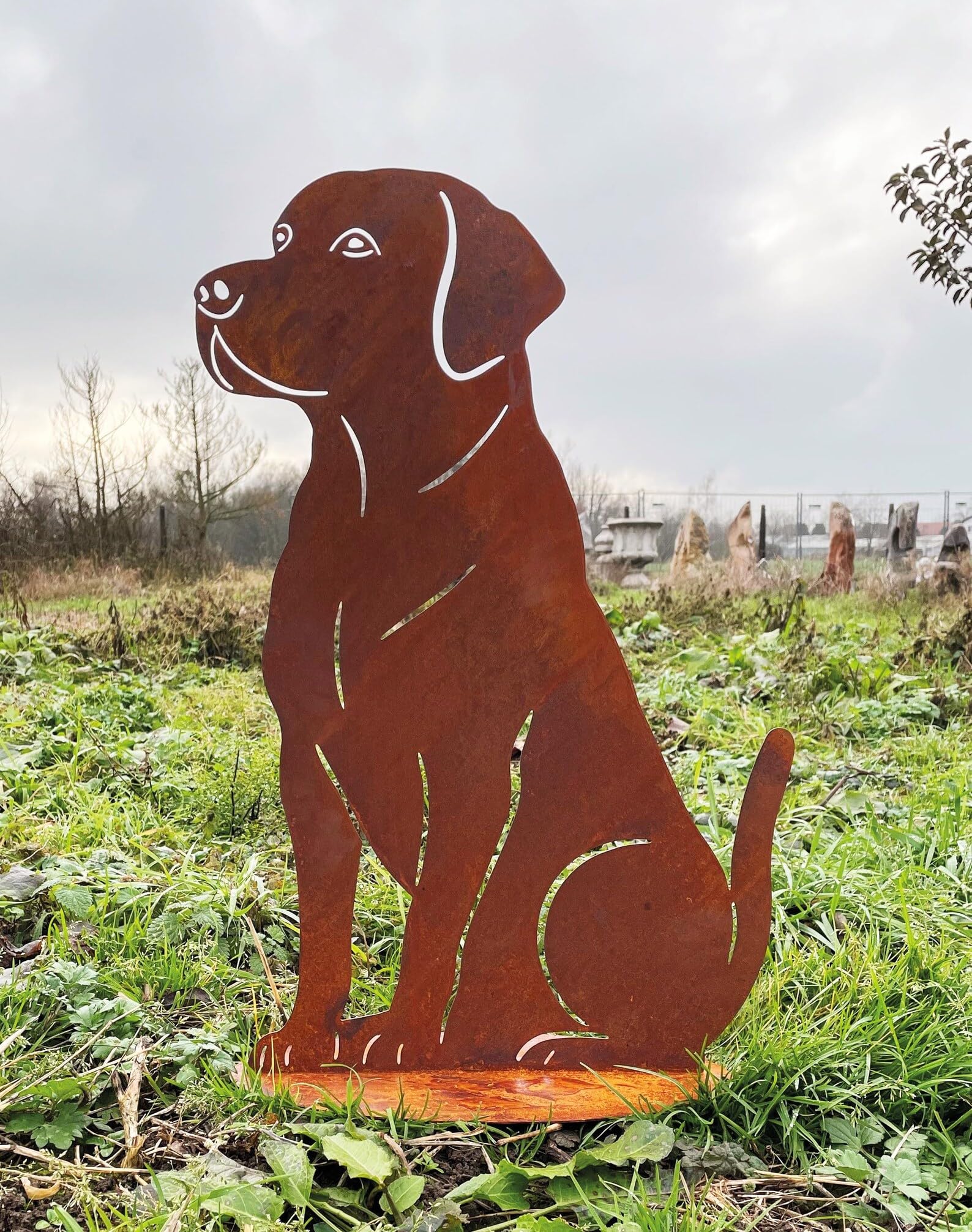 Gartenfigur Hund Labrador sitzend 68x45cm auf Platte Edelrost Gartendeko Wetterfest Rost Metall Rostfigur Hunde Tier von Steinfigurenwelt (Hund Labrador sitzend 68x45cm)