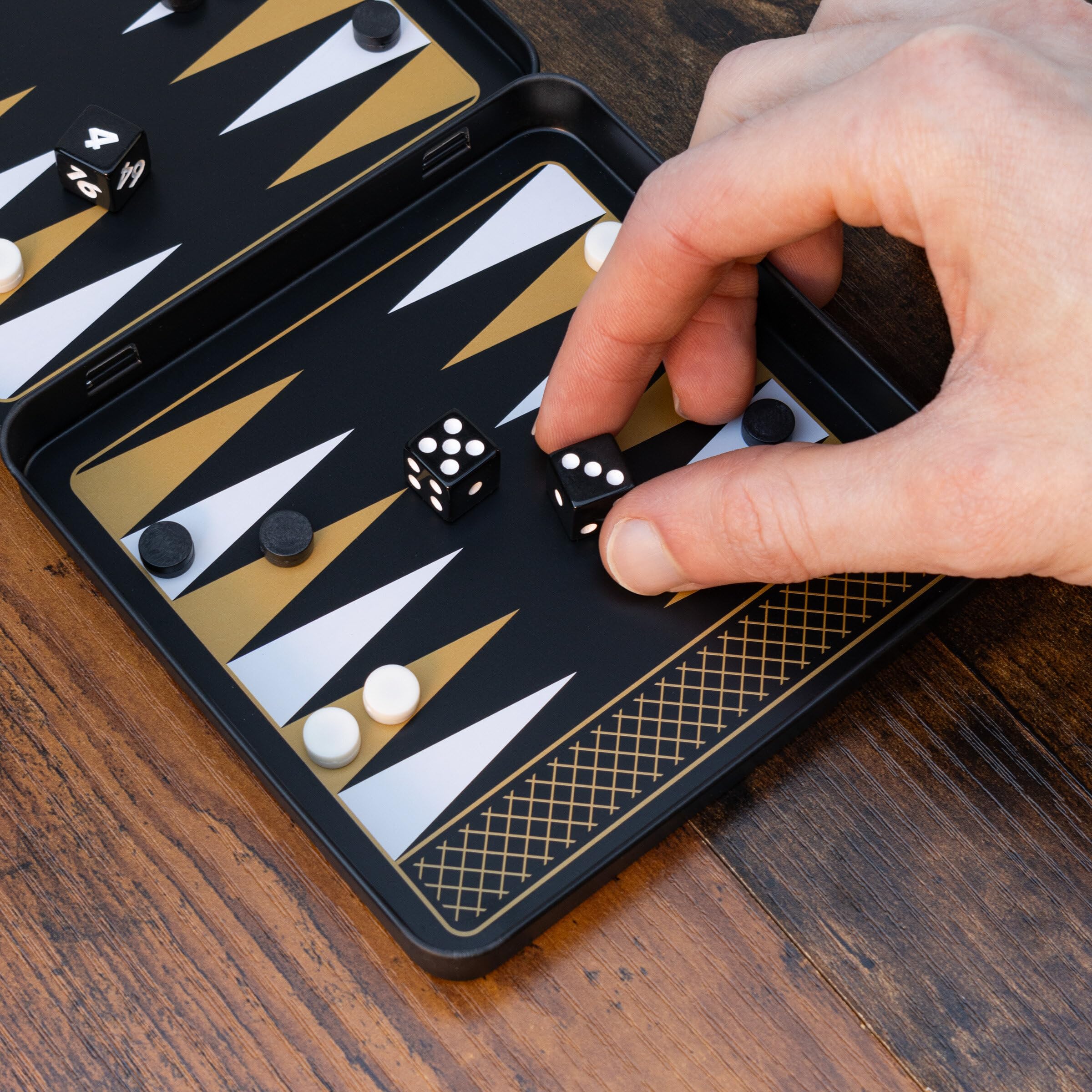 Iron & Glory Ensemble de Backgammon de Voyage magnétique en étain Durable avec pièces magnétiques sécurisées, Jeu de société Compact et Portable pour Jeu de stratégie Familial avec Pochette de