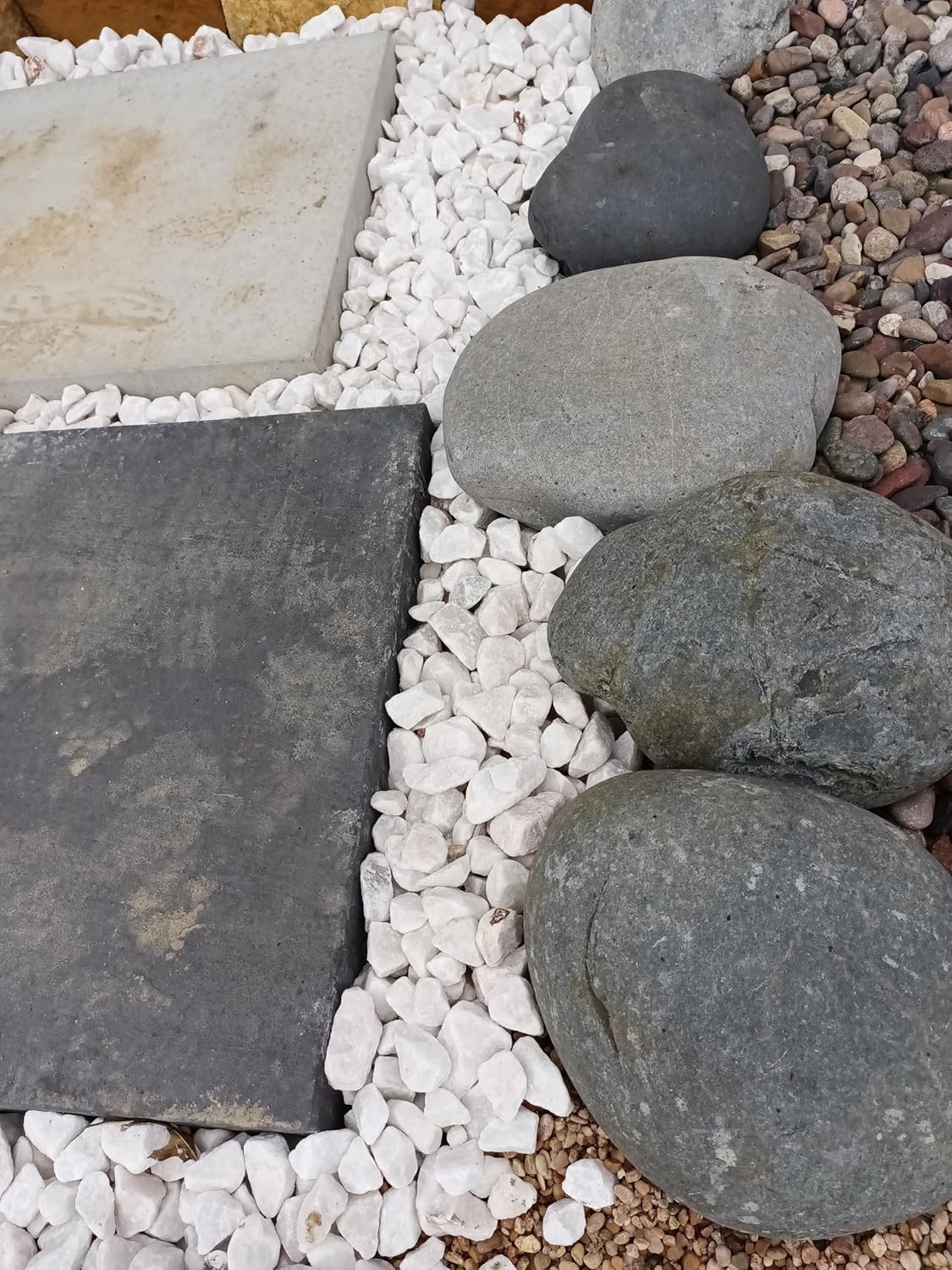 Garen Glue Mulch Fortifier - 1 Gallon/Ready to use. Works Great on Mulch, Pea Gravel, Sand, Straw & More. Dries Clear & Lasts up to 24 Month. Family & pet Friendly.
