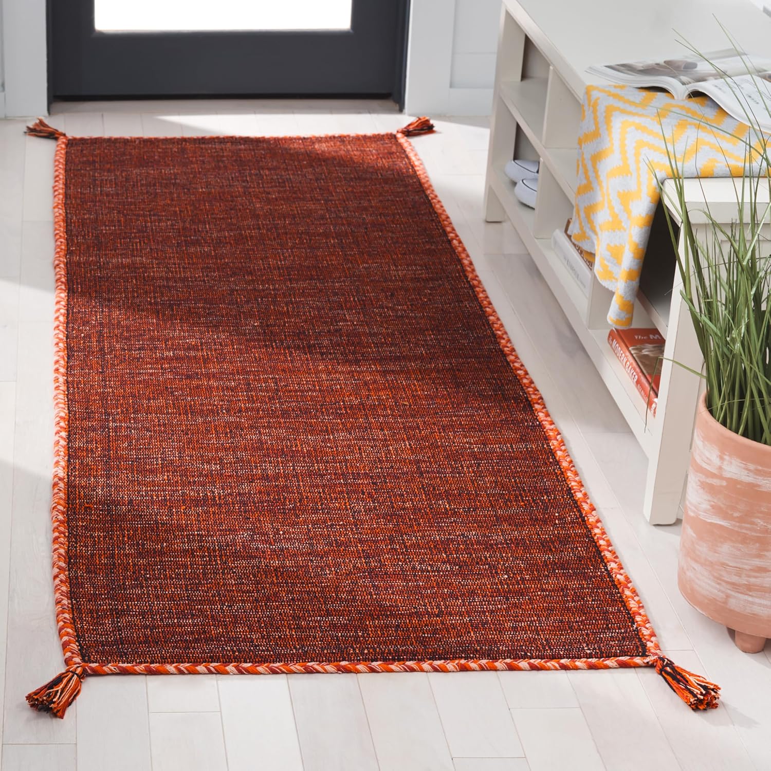 SAFAVIEH Montauk Collection Accent Rug - 4' x 6', Brown & Black, Handmade Flat Weave Cotton Corner Tassel, Ideal for High Traffic Areas in Entryway, Living Room, Bedroom (MTK150T)
