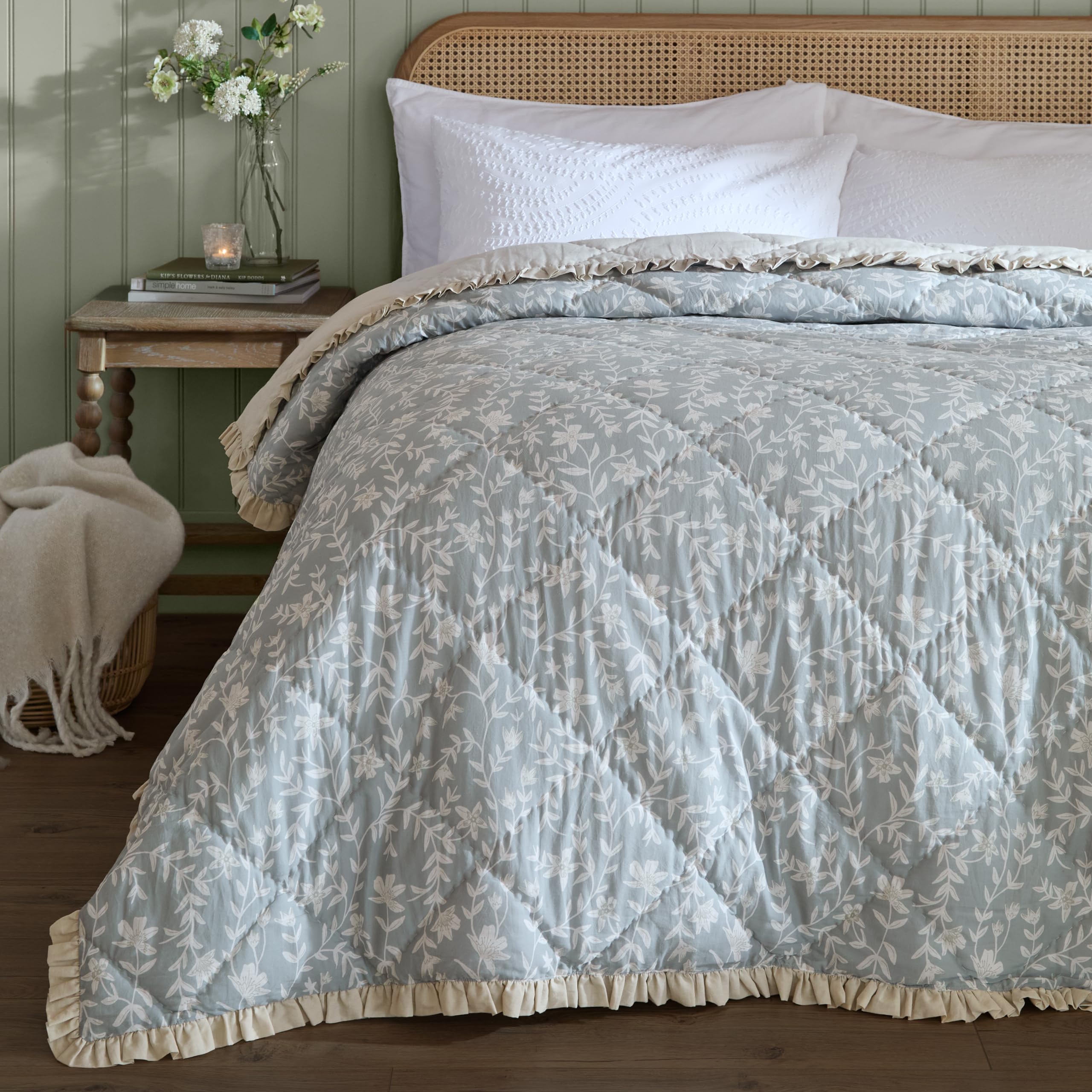 furn. Wylder Amelia Bedspread – Reversible Floral Quilted Ruffle Trim Coverlet Bedding (Seafoam – 240x260cm)